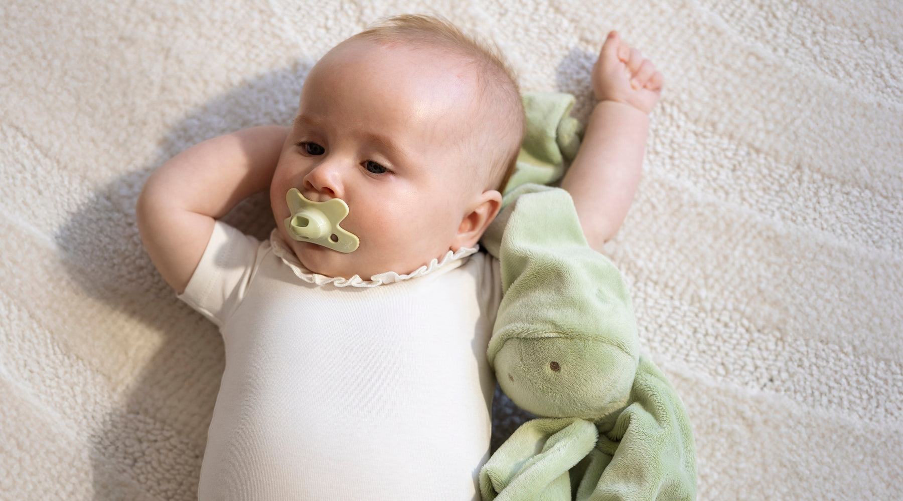 Baby met een Difrax fopspeen en knuffel, ideaal als lief en praktisch kraamcadeau.