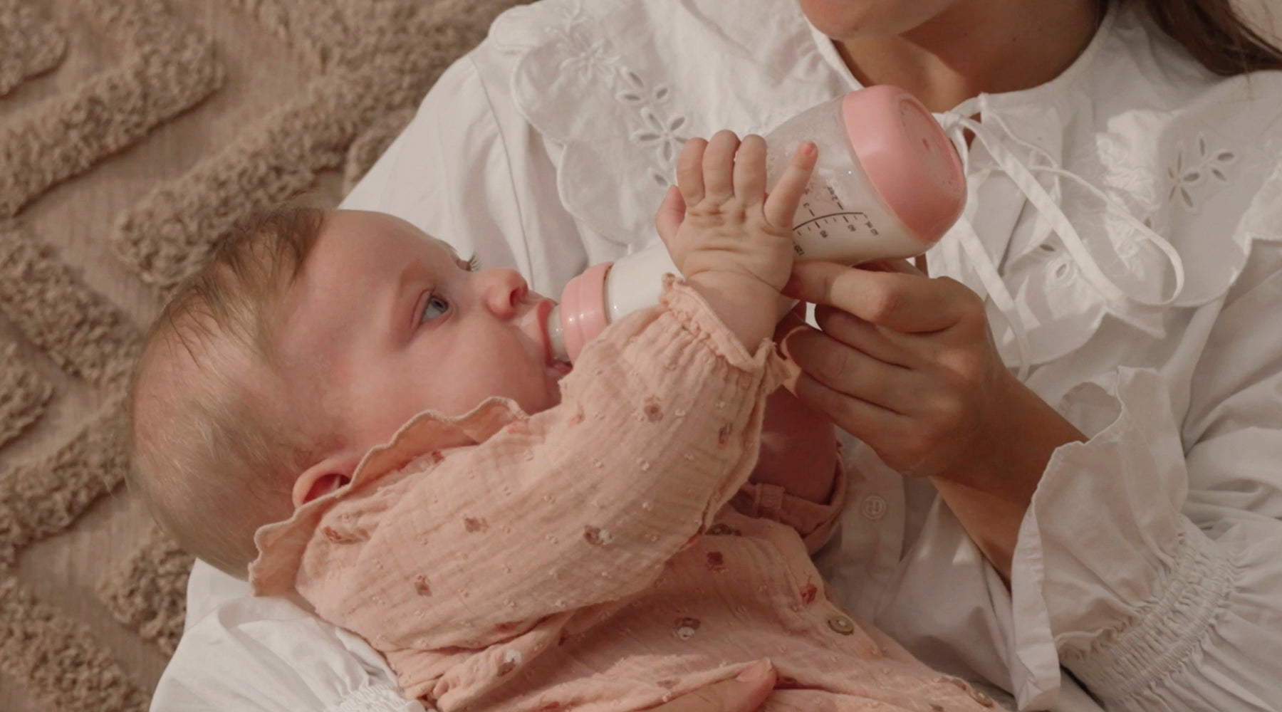 Baby drinkt uit Difrax S-fles