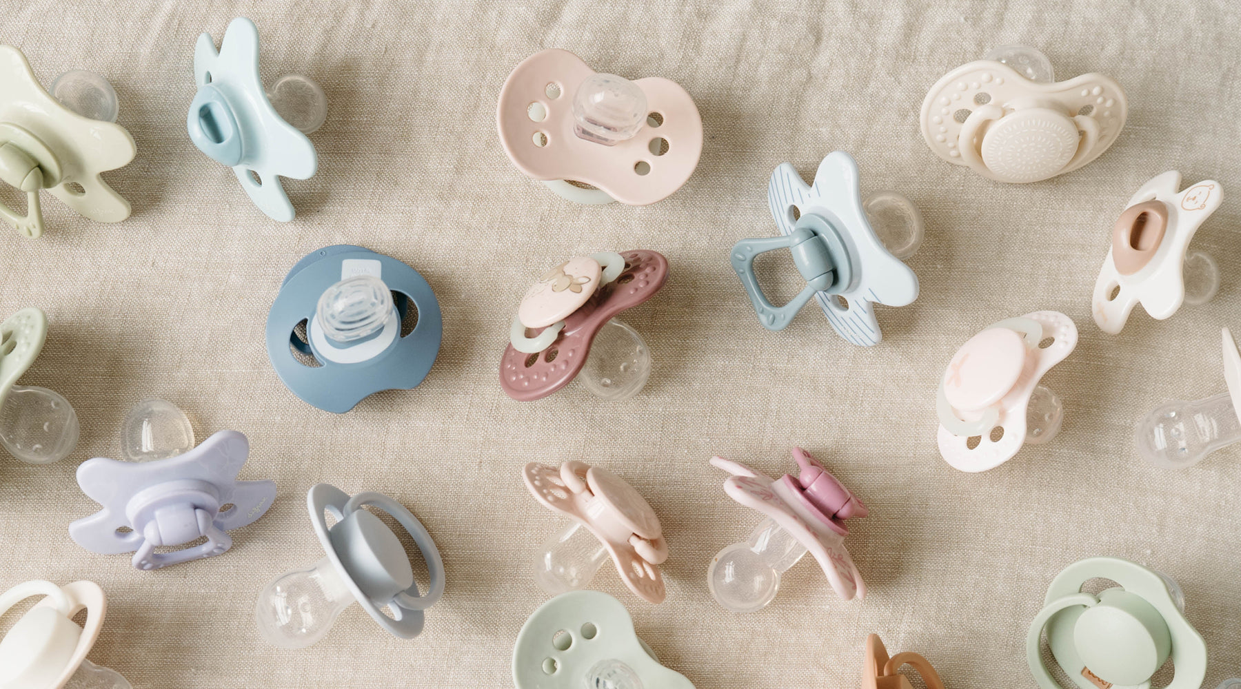 Difrax fopspenen in trendy kleuren en vrolijke prints – veilige fopspenen in Natural, Dental en Dynamisch varianten.