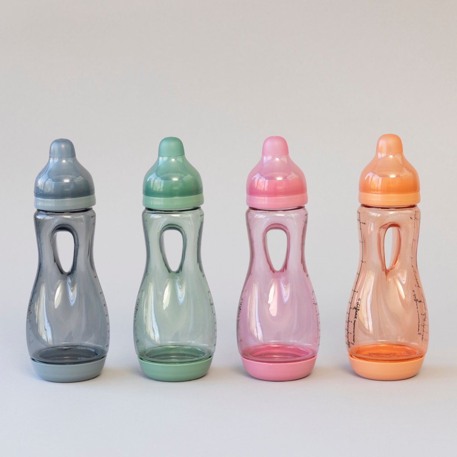Handgreepflessen op een rij in 4 verschilllende kleuren: blauw, groen, roze, oranje