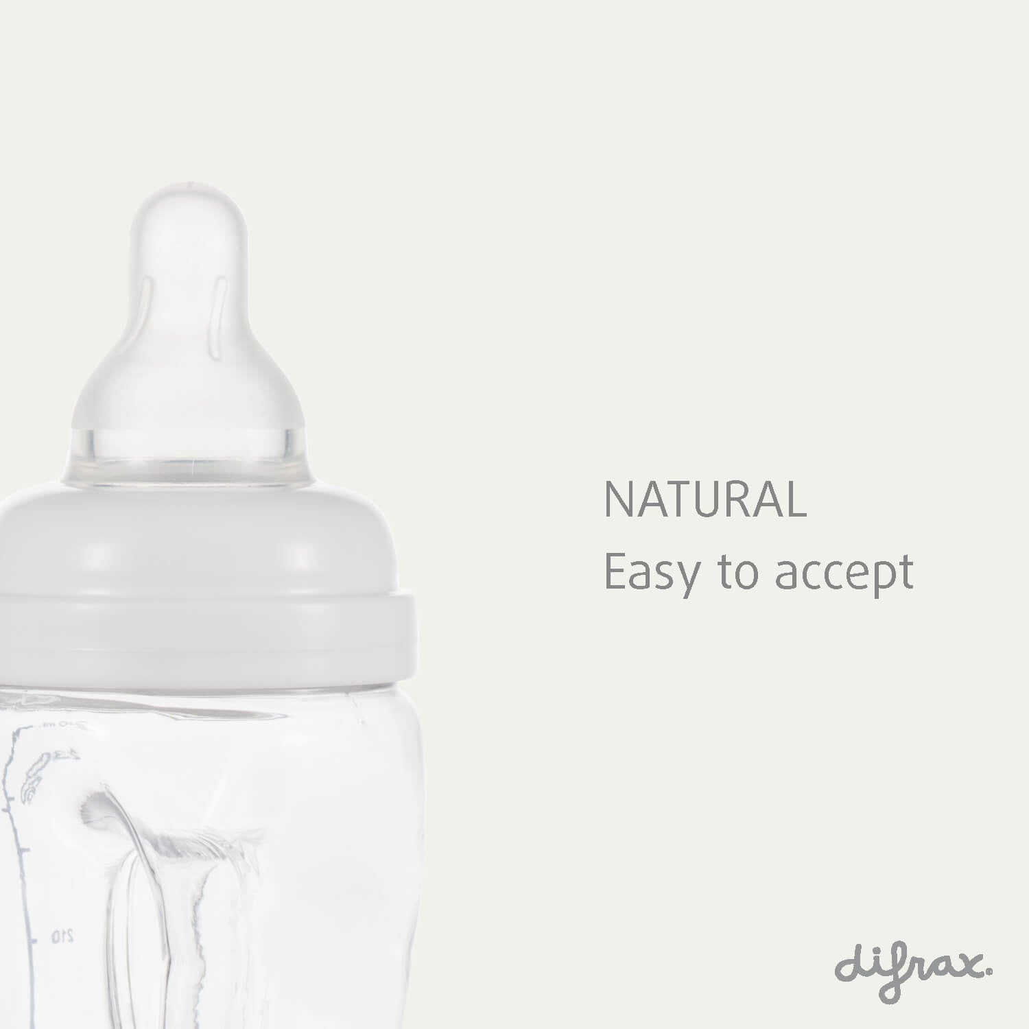 Macro-opname natuurlijke Difrax speen met tekst "NATURAL Easy to accept", benadrukt gemakkelijke acceptatie en borstvoedingscombinatie