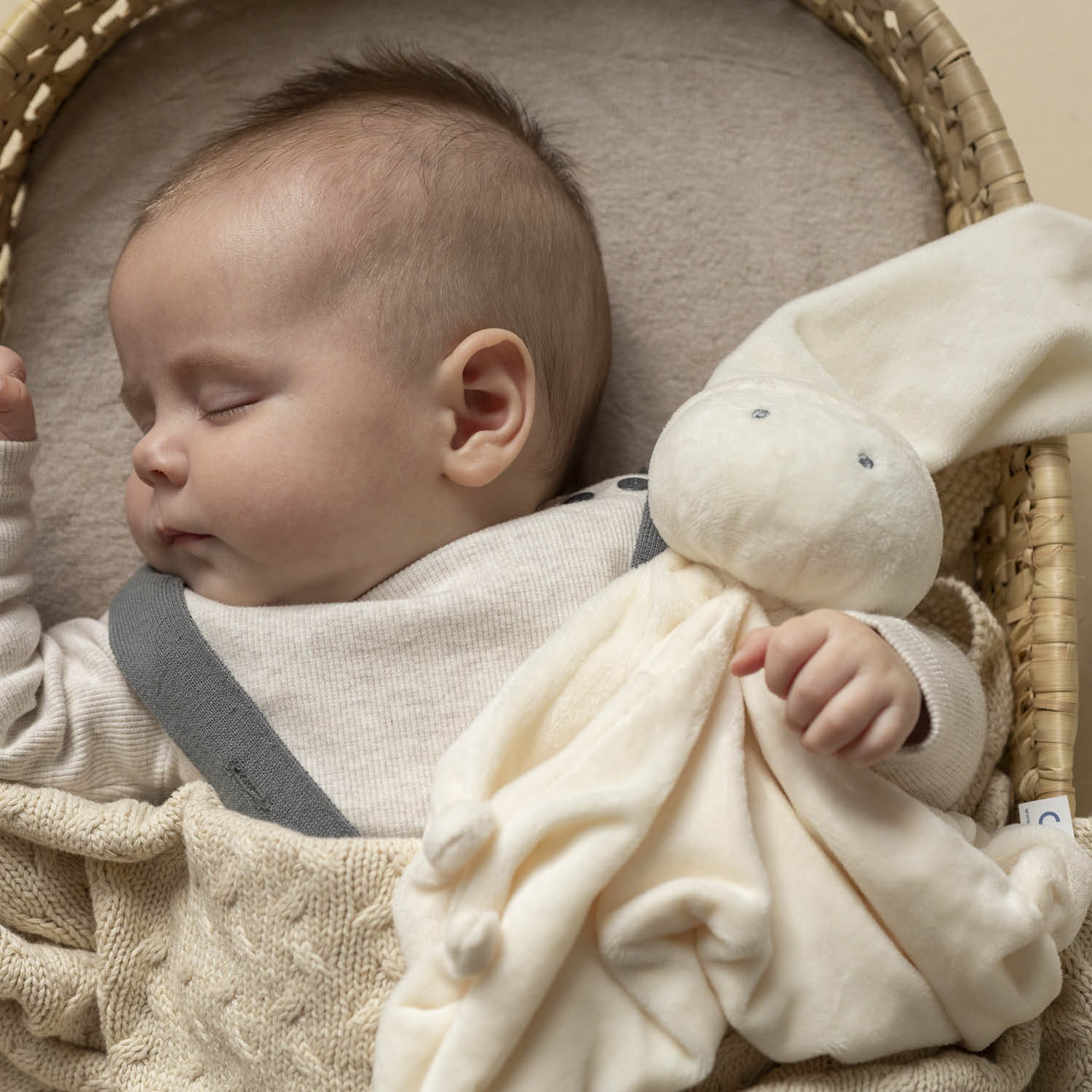 Baby slaapt met Difrax knuffeldoek