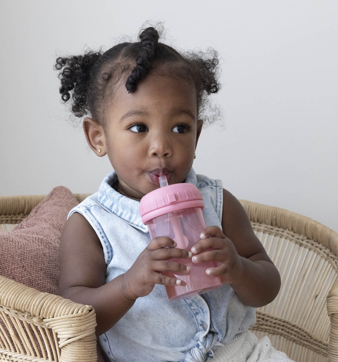 Peuter met drinkbeker