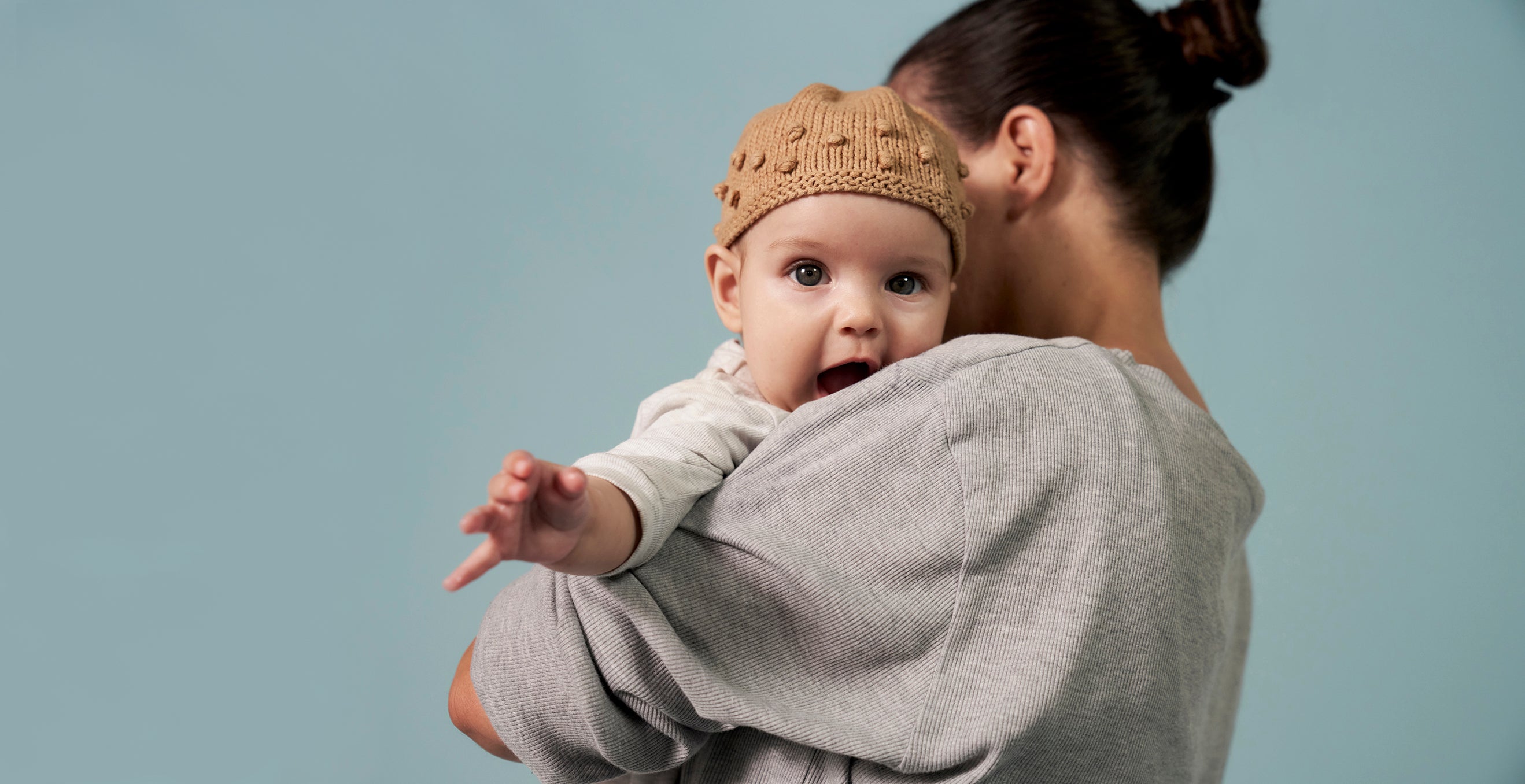 Baby die wordt vastgehouden