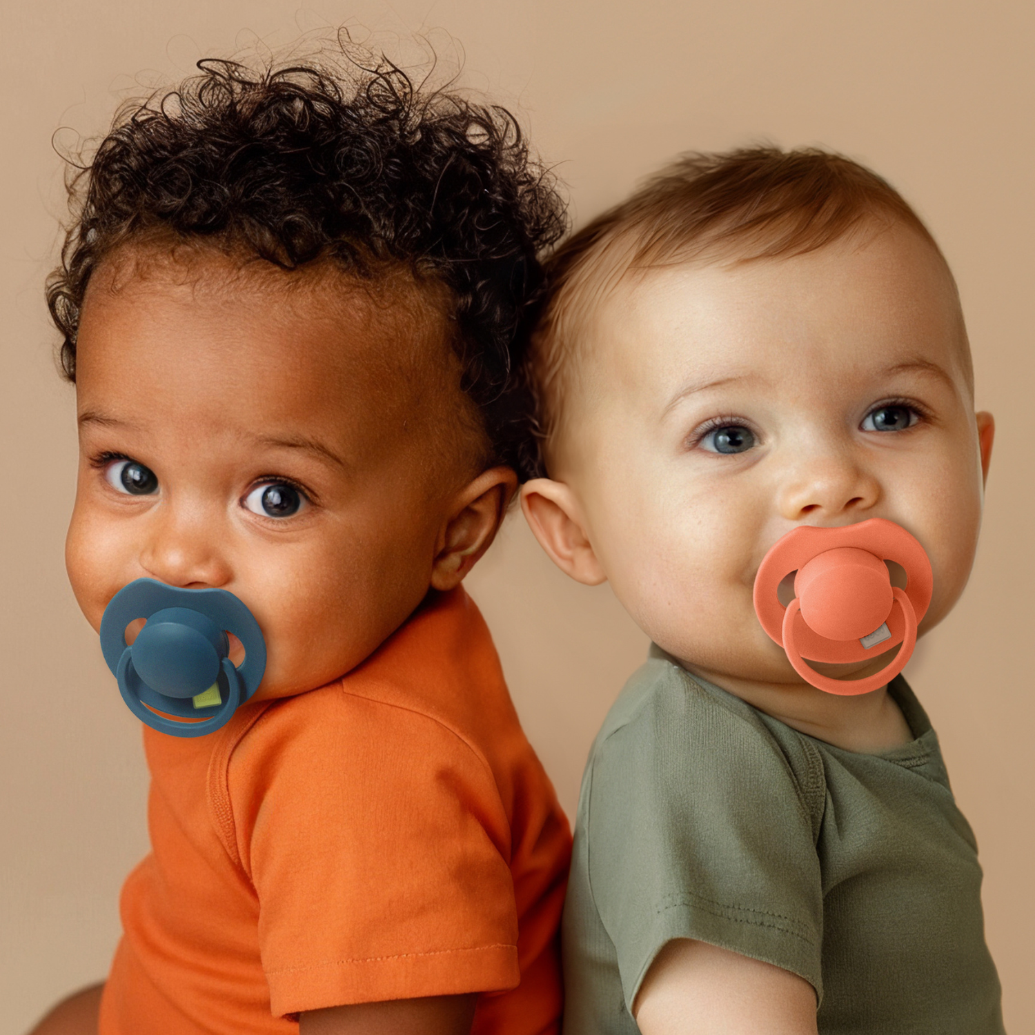 Twee kleine kindjes met een speen van Difrax LOVI Prime