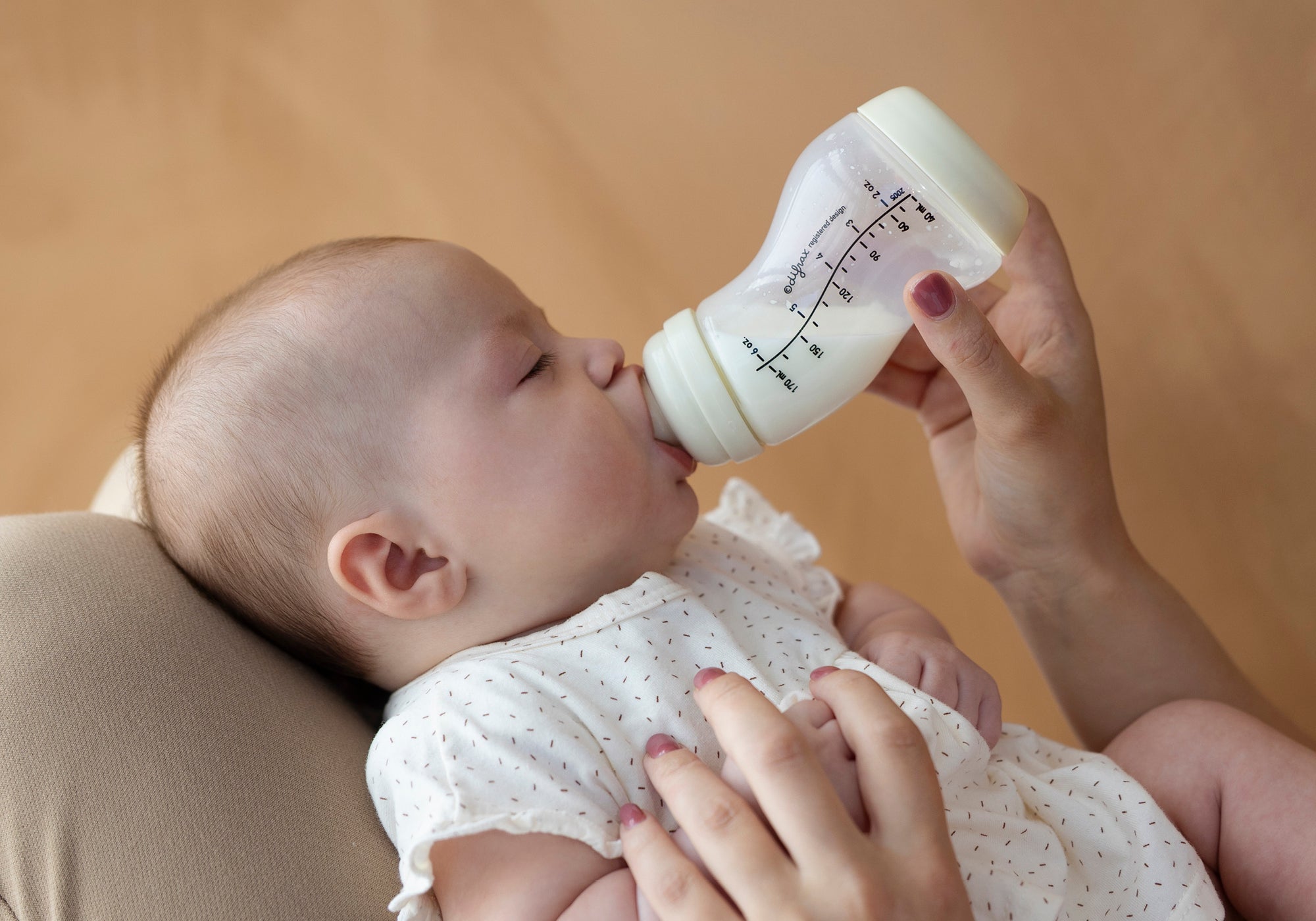Baby drinkt rustig uit een Difrax S-fles