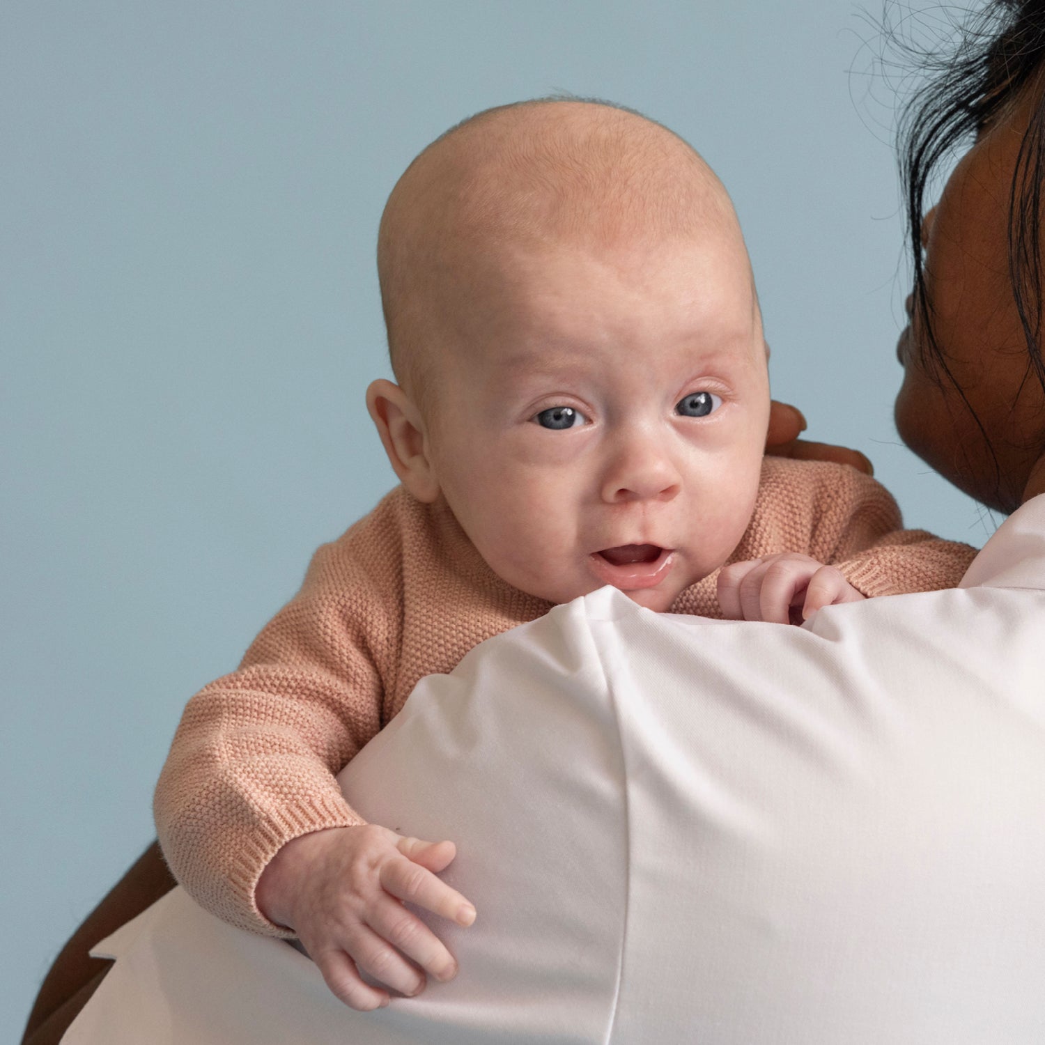 Kraamzorg medewerker met baby