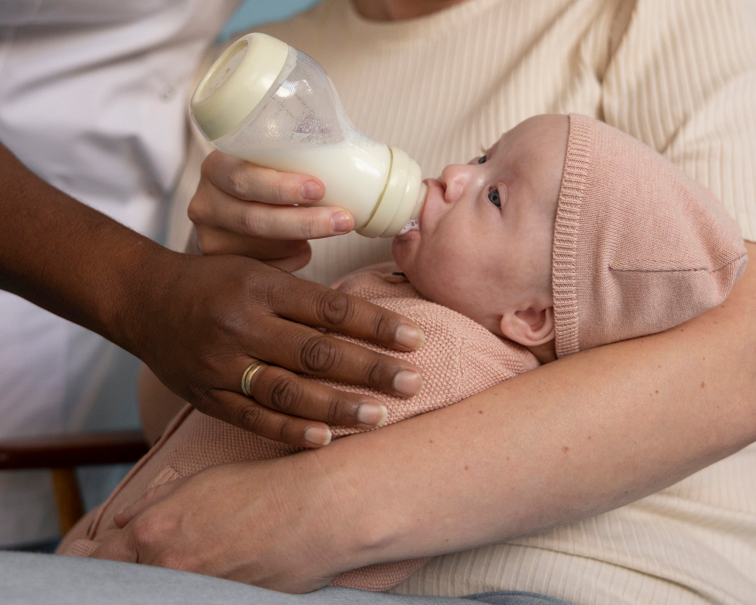 Jonge baby die flesvoeding krijgt