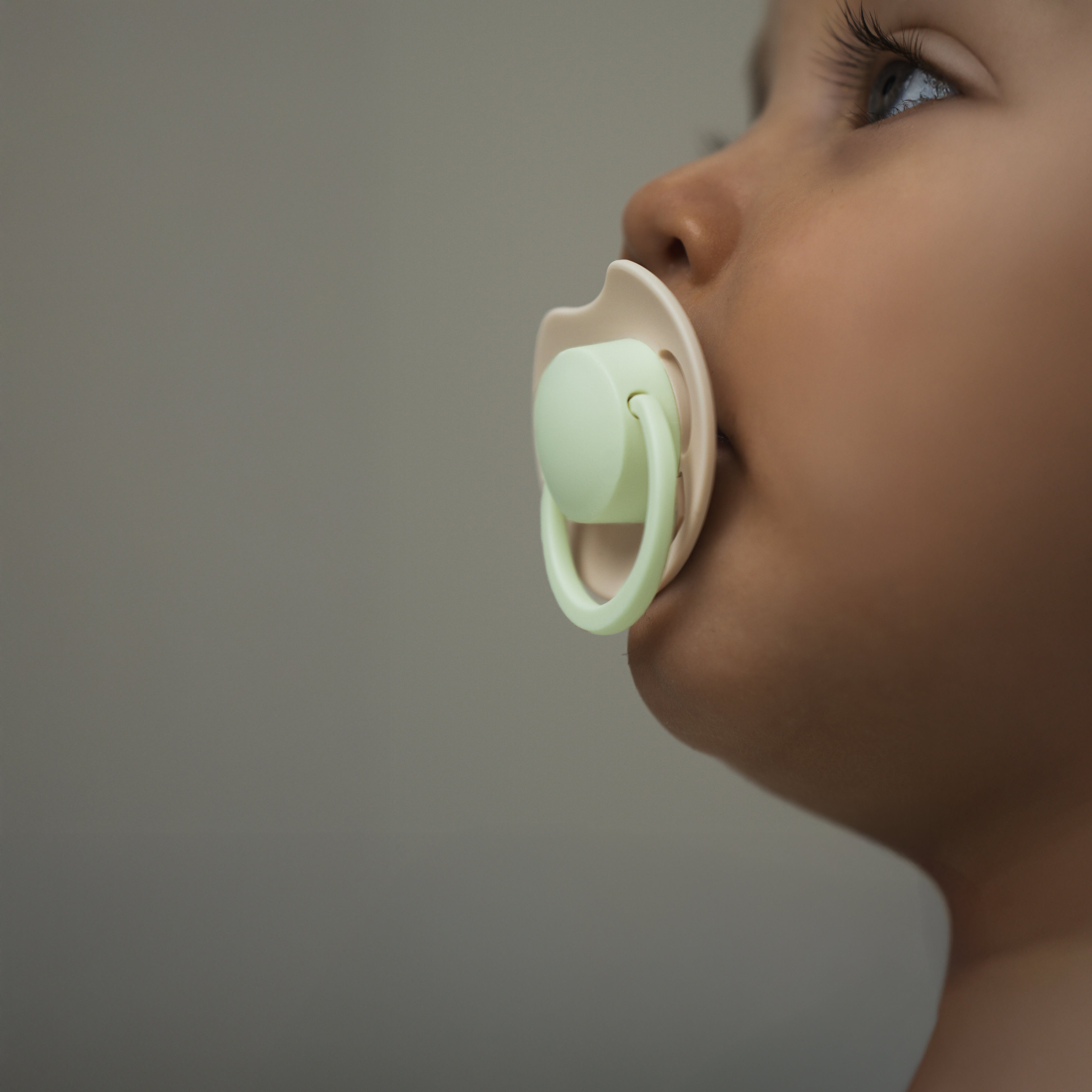 Kindje met Prime Glow speen