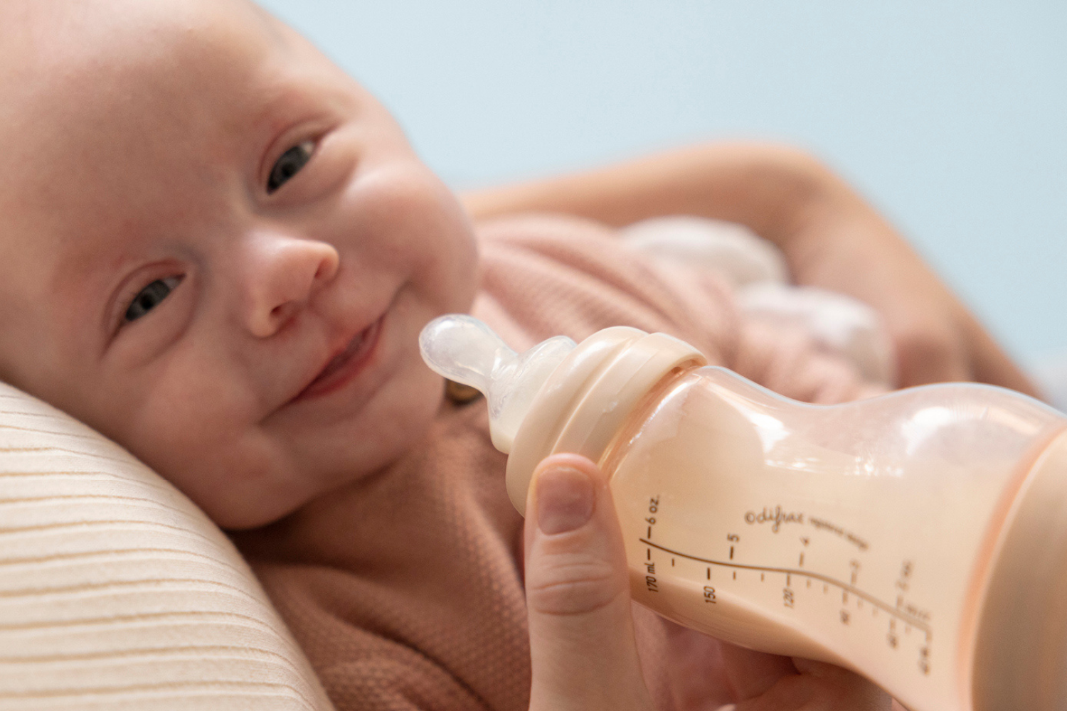 Baby die wordt gevoed met een babyfles