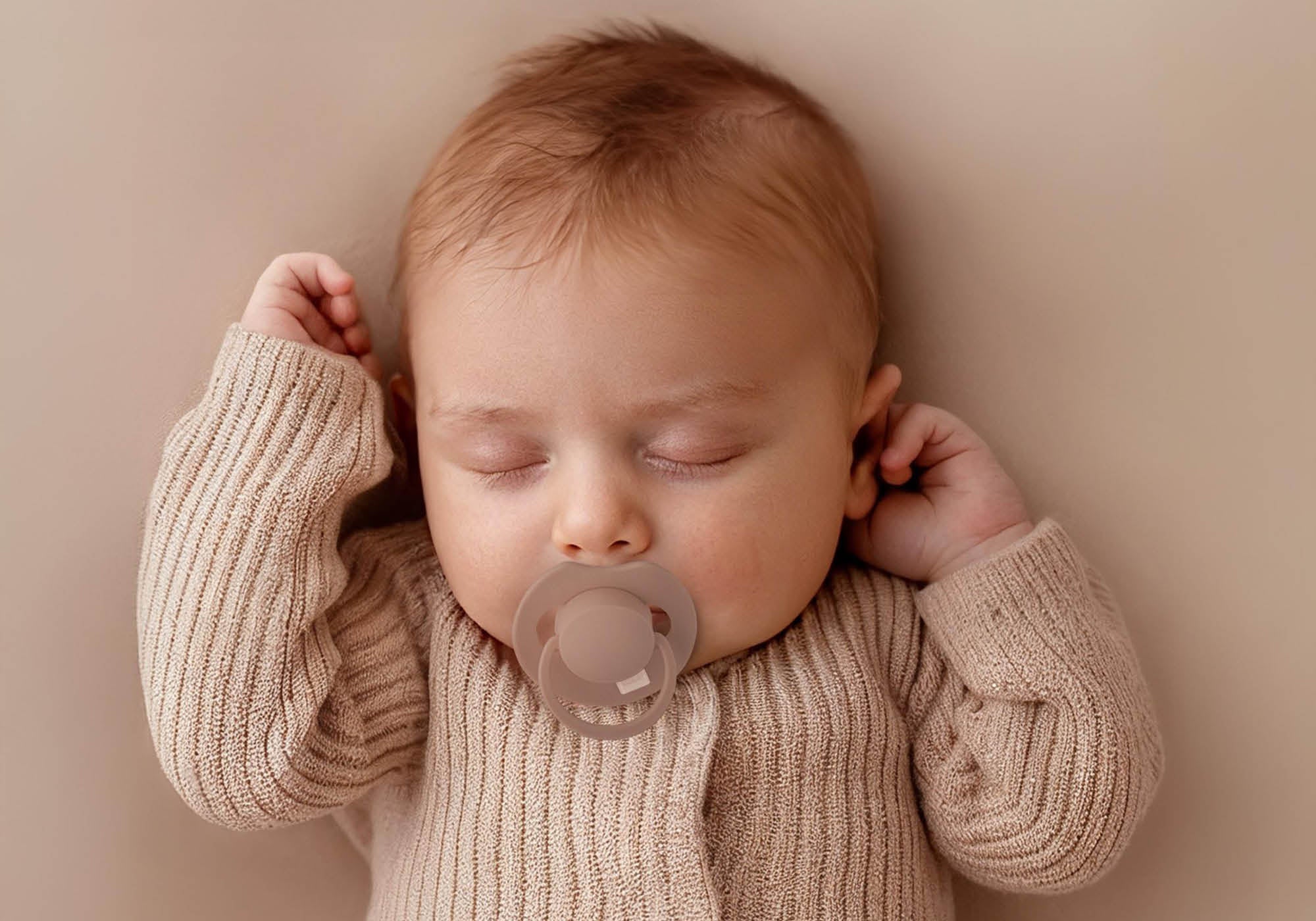 Newborn baby met Prime speentje