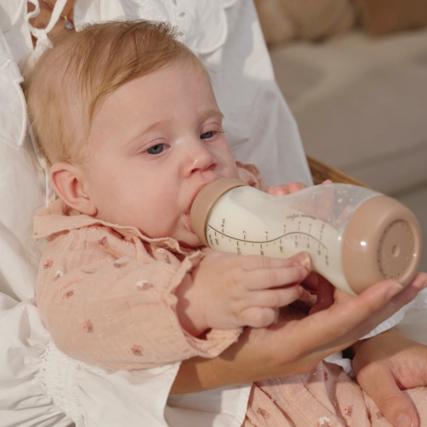 Baby drinkt zelfstandig uit beige Difrax S-fles