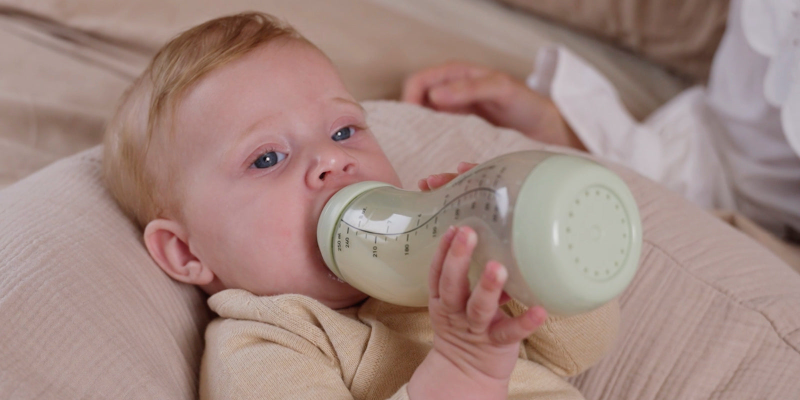 Kindje drinkt zelfstandig uit Difrax S-fles