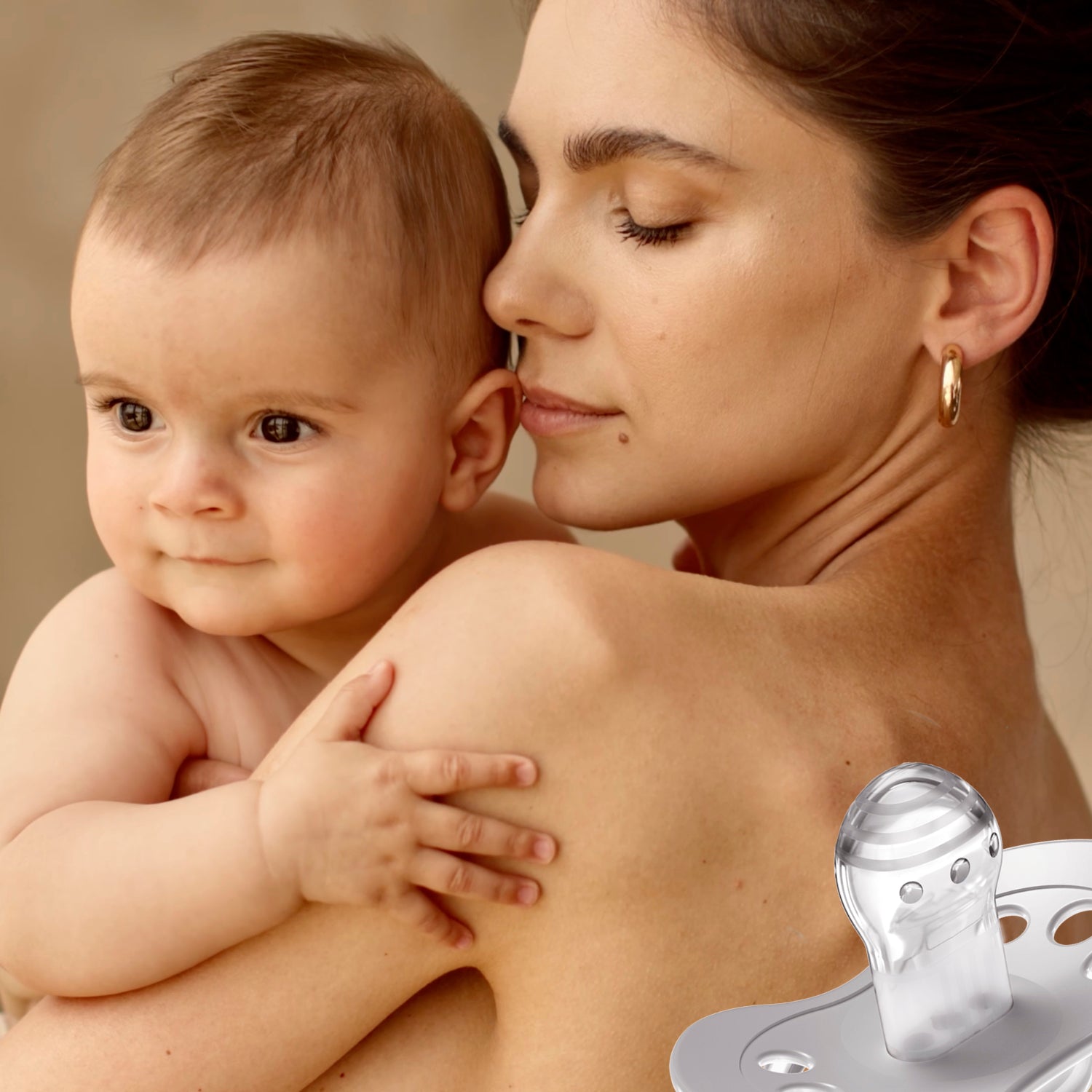 Moeder met kindje op haar arm. Daaronder illustratie medische silicone