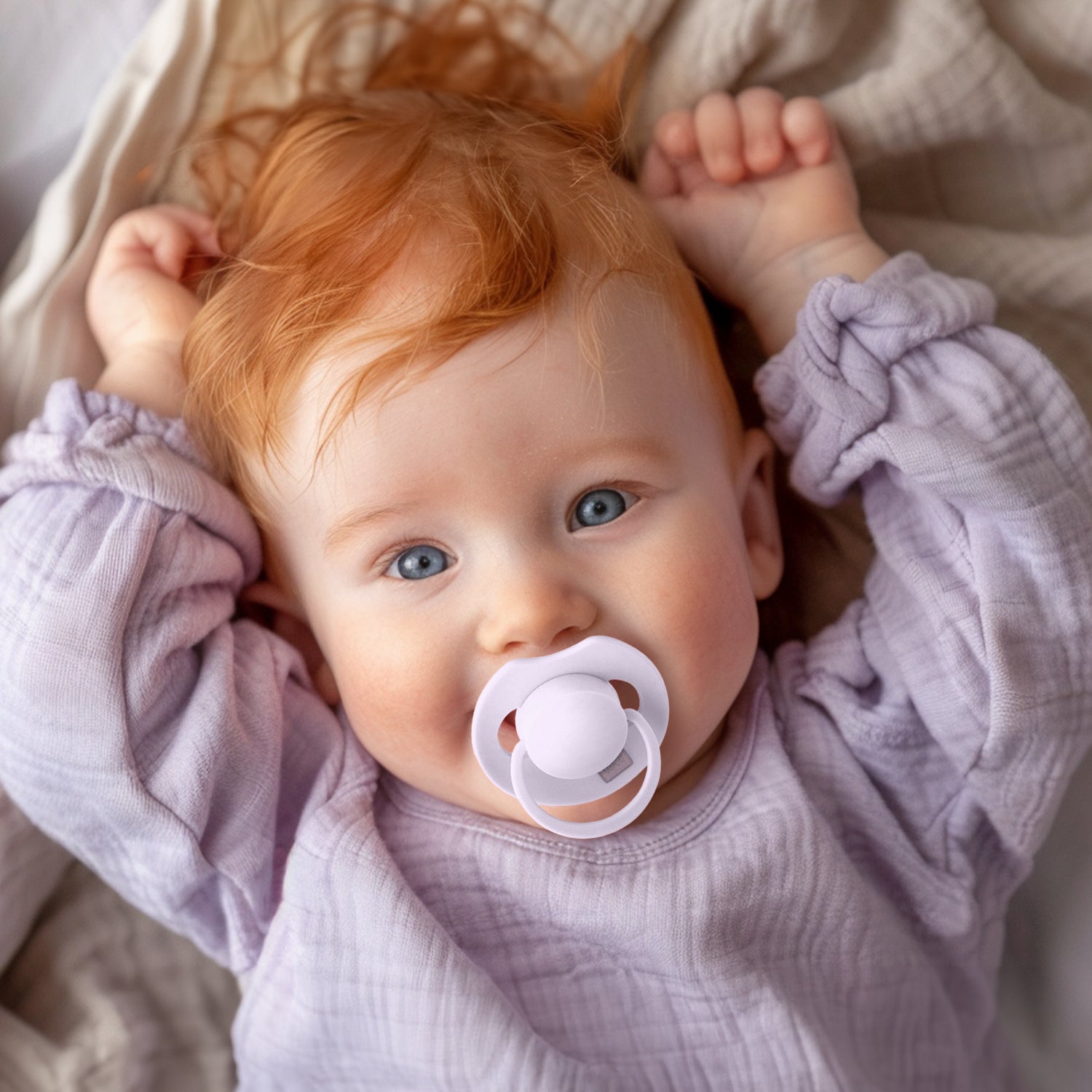 Baby met Difrax LOVI Prime fopspeen duopack 0-6 maanden in Lilac / Violet, ondersteunt natuurlijke zuigreflex, BPA-vrij en veilig voor jonge kinderen