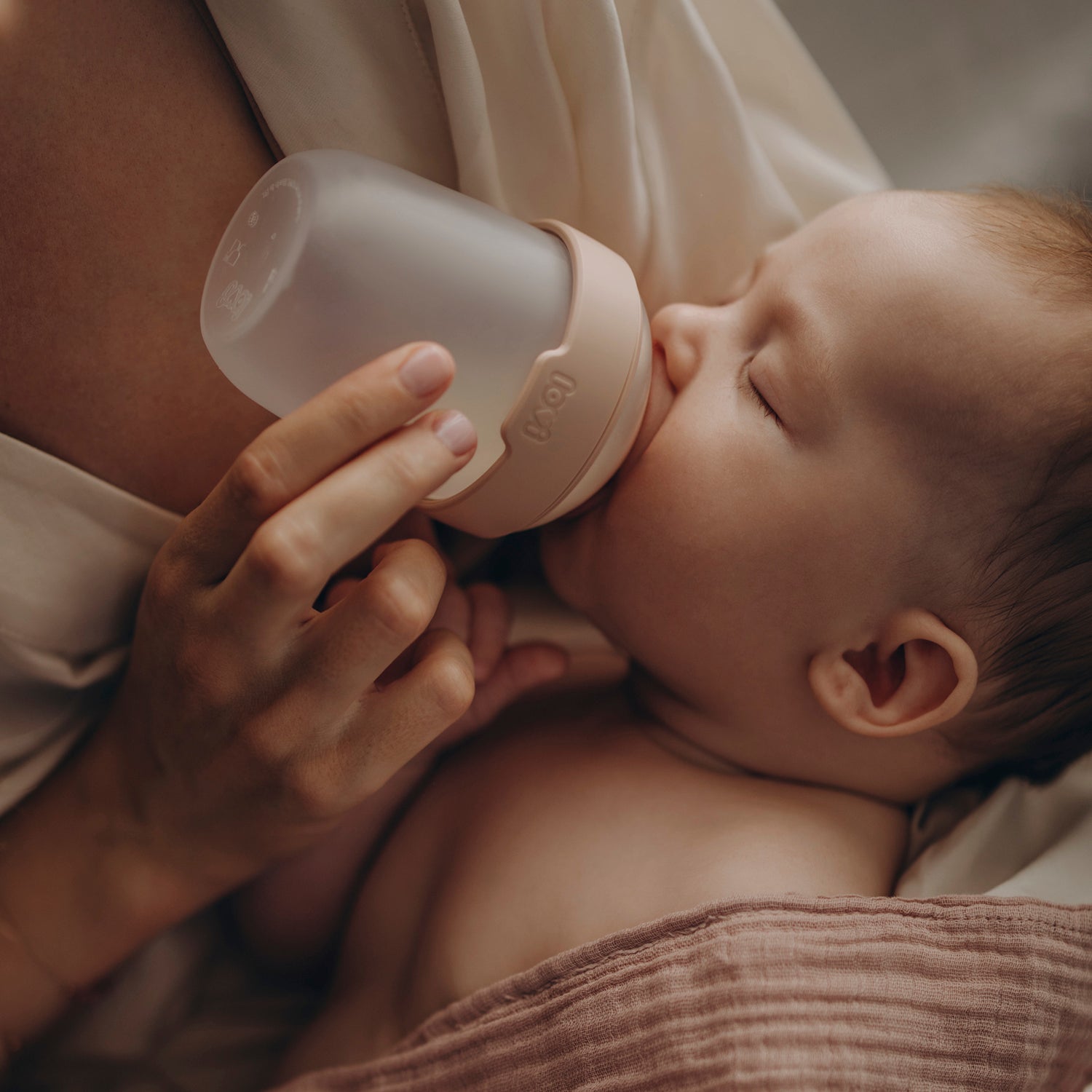 Baby drinkt uit Difrax LOVI Mammafeel fles 150ml, zacht siliconen materiaal, natuurlijke voedingservaring voor 0 maanden en ouder
