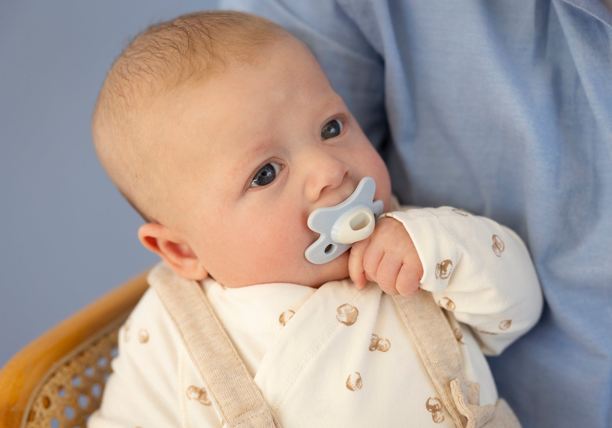 Baby met Difrax-fopspeen – veilige en comfortabele fopspeen voor pasgeborenen (0-6 maanden) die rust, troost en geborgenheid biedt.