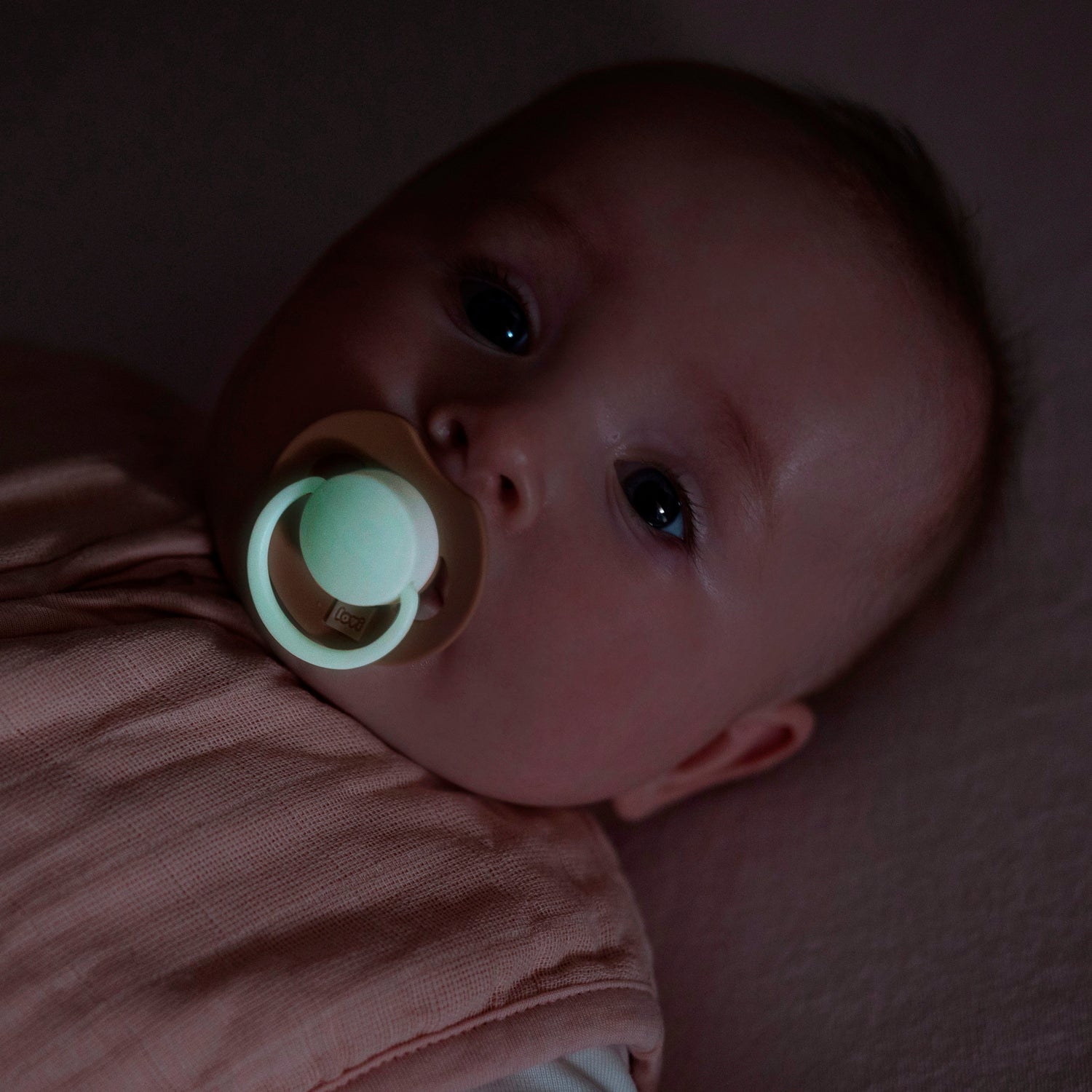 Baby met Prime Glow-speen 0–6 maanden uit de Difrax LOVI Newborn Starterset