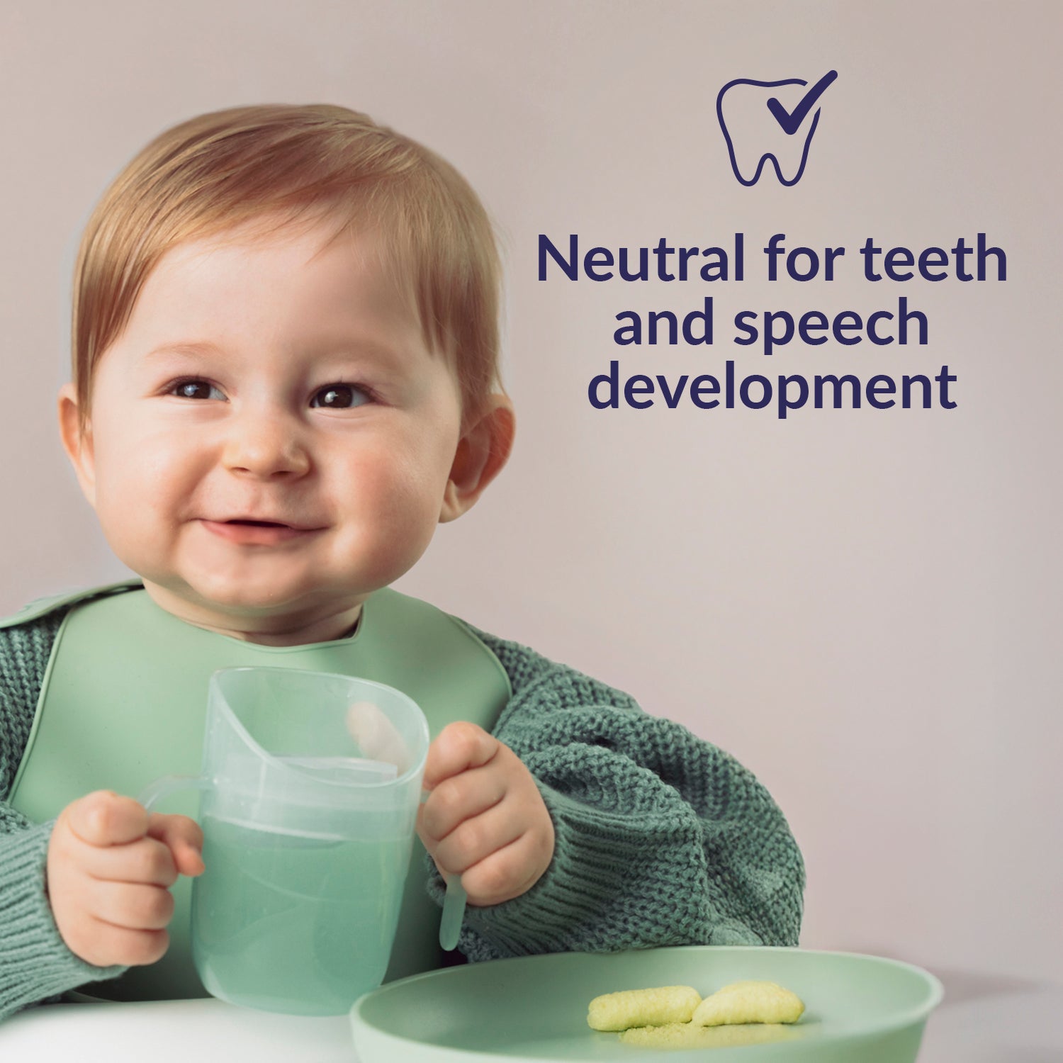 Kindje houdt glimlachend de Difrax LOVI Genius oefenbeker vast – neutraal voor de spraakontwikkeling