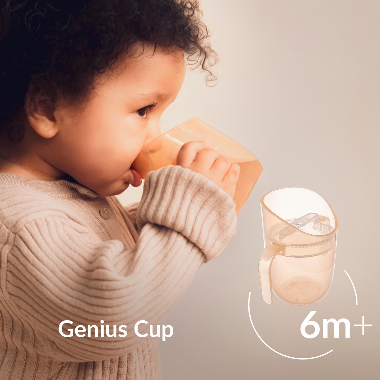 Jong meisje drinkt zelfstandig uit de Difrax LOVI Genius oefenbeker, geschikt vanaf 6 maanden – bevordert motorische ontwikkeling