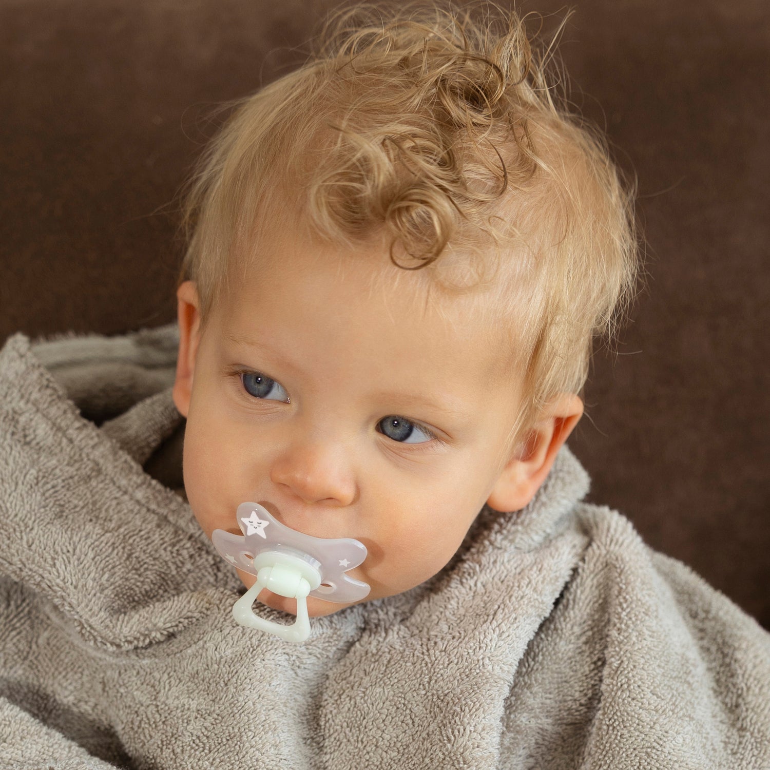 Kindje met Difrax Natural fopspeen 12+ maanden Glow in the Dark, met vlindervormig schildje dat neusje vrij laat en huidvriendelijk is