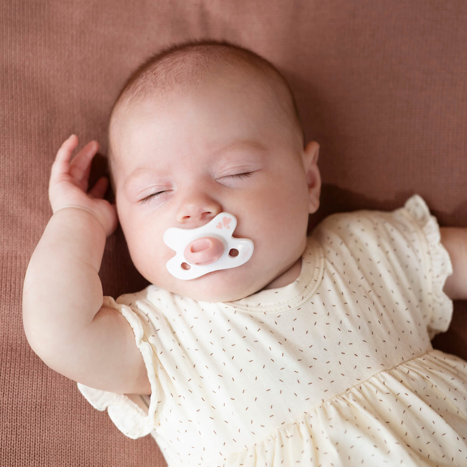 Baby met natural fopspeen Soft Pink Hearts