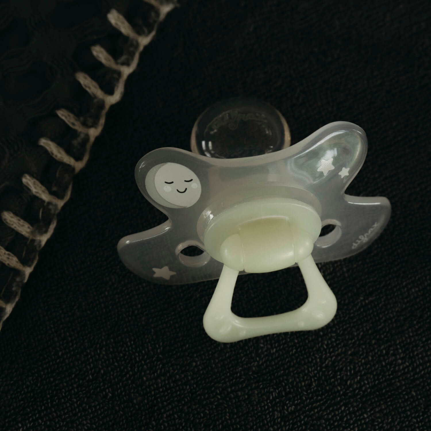 Sfeerbeeld van Difrax Natural fopspeen 18+ maanden in het donker, met goed zichtbare lichtgevende ring