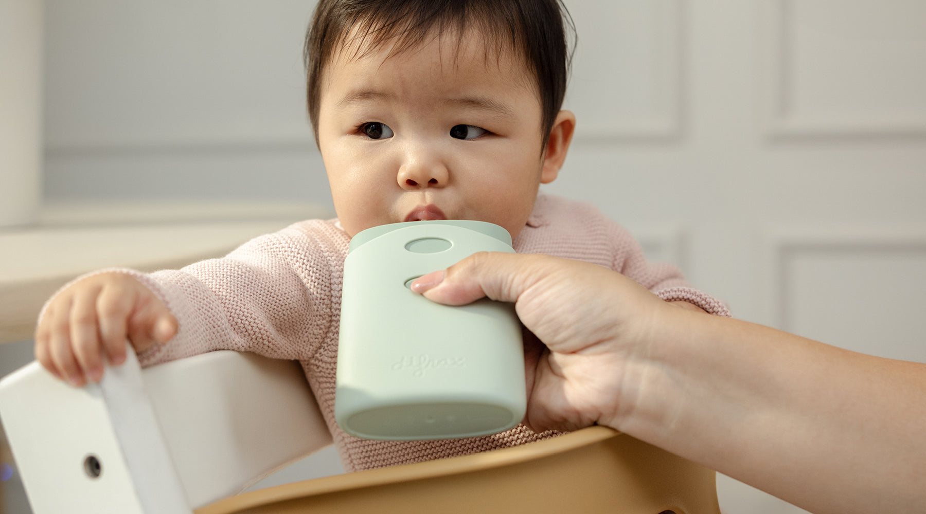 Kindje gebruikt de knijpzakjeshouder