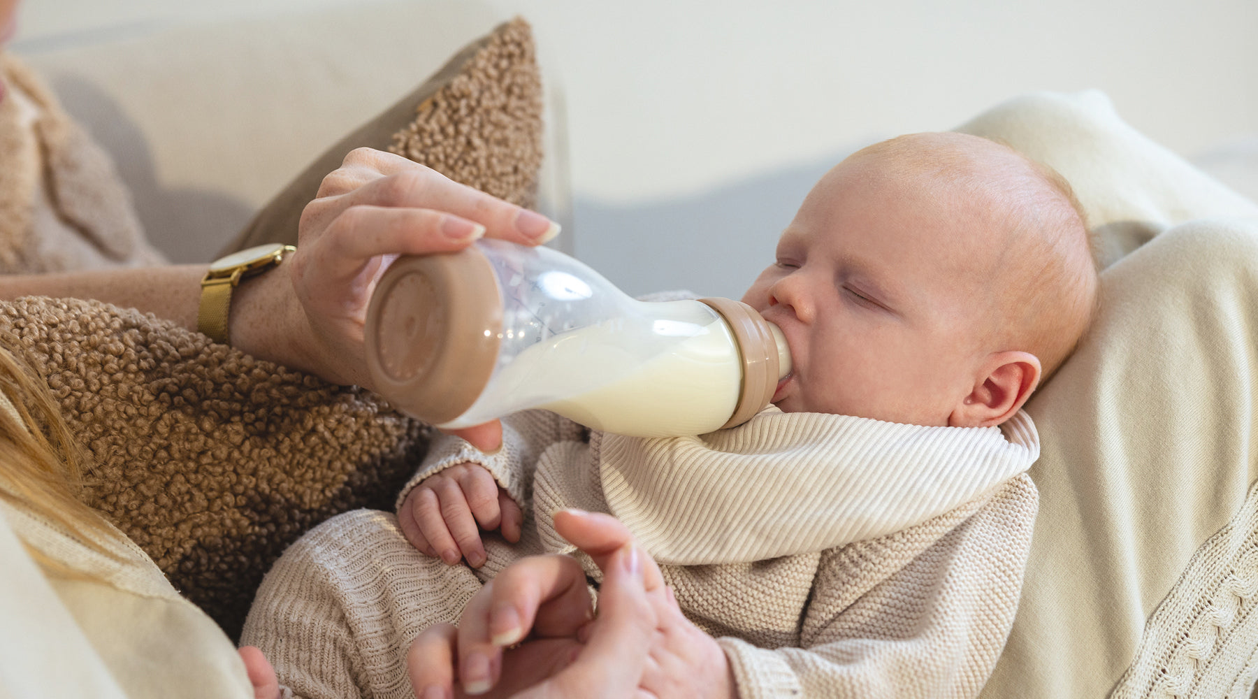 Baby drinkt ontspannen uit Difrax S-fles met kenmerkende gebogen vorm