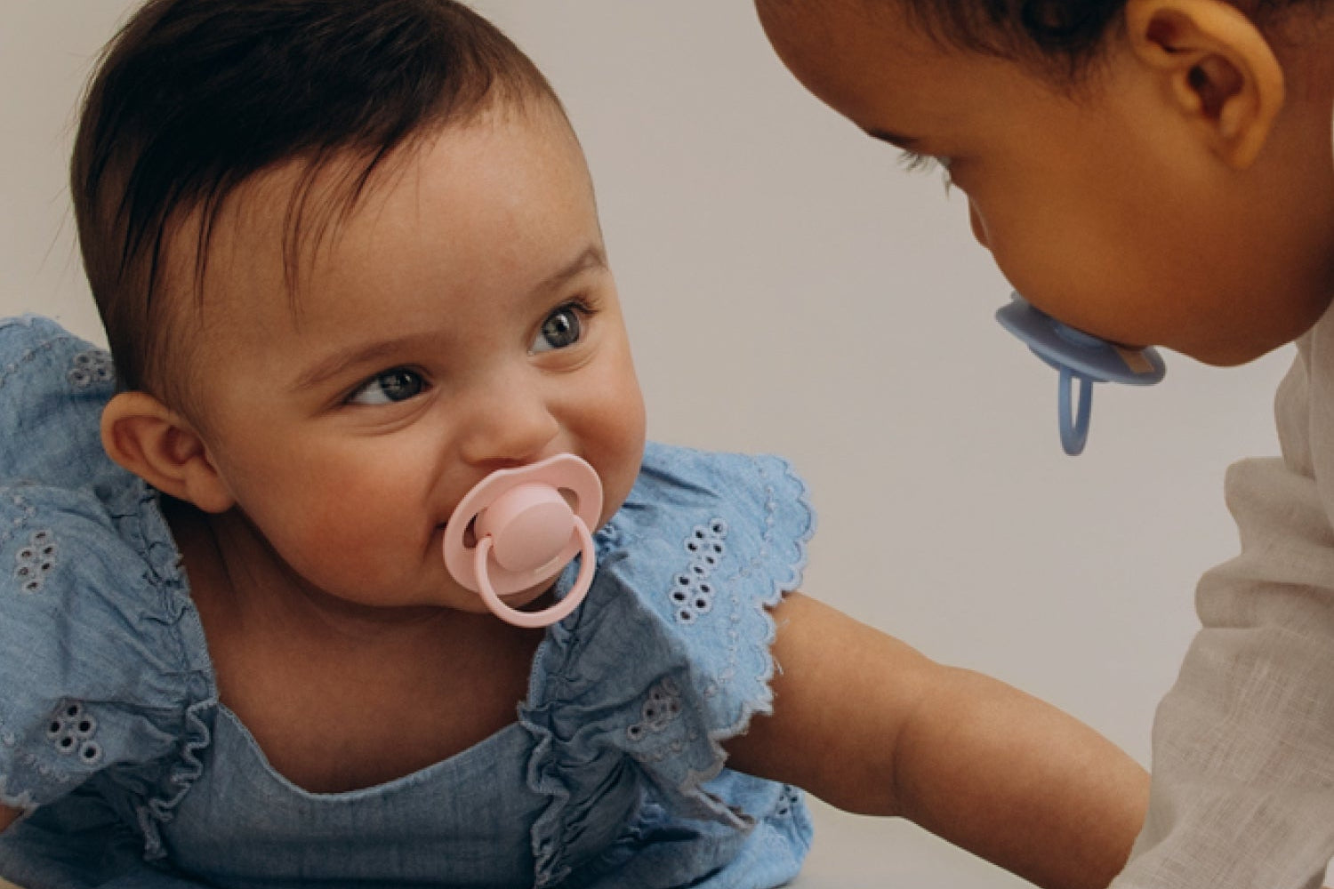 Une collection de sucettes dans des tons naturels allant de l’ivoire au brun clair. Les sucettes font partie de la collection Difrax LOVI dynamic pacifiers.