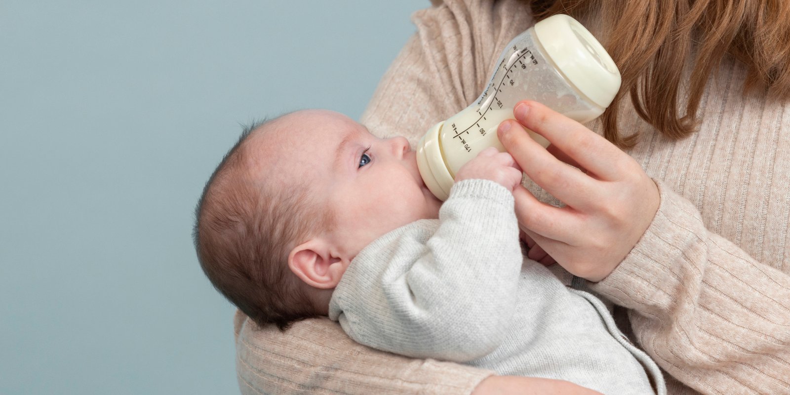 baby krijgt de fles van mama