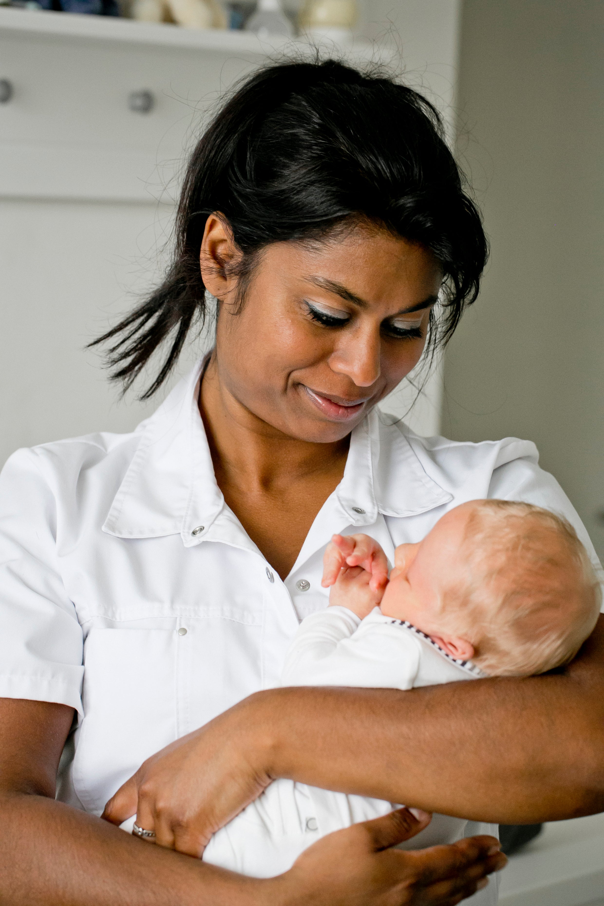 kramzorg met nieuweborn baby
