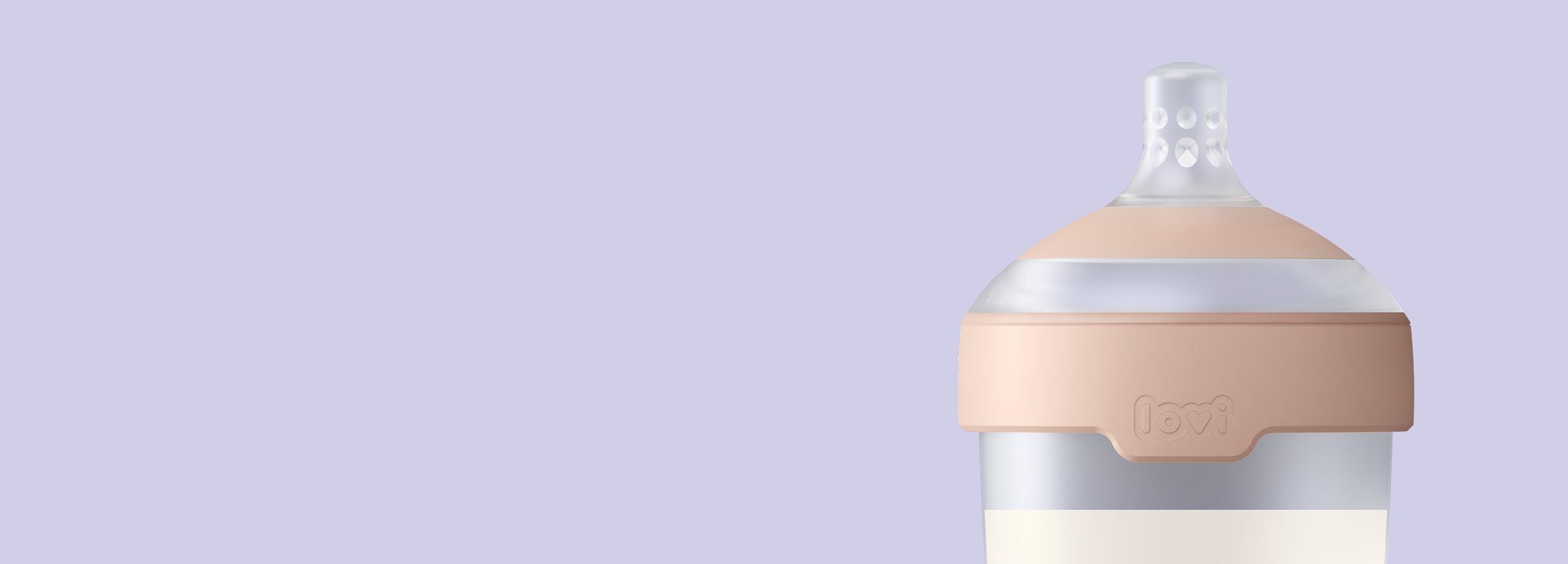 Difrax LOVI Mammafeel babyfles gevuld met melk, centraal geplaatst op zachte lichtpaarse achtergrond