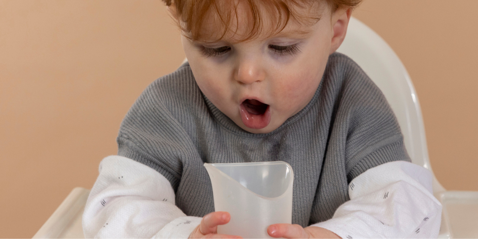 Zelfstandig leren drinken uit een open beker