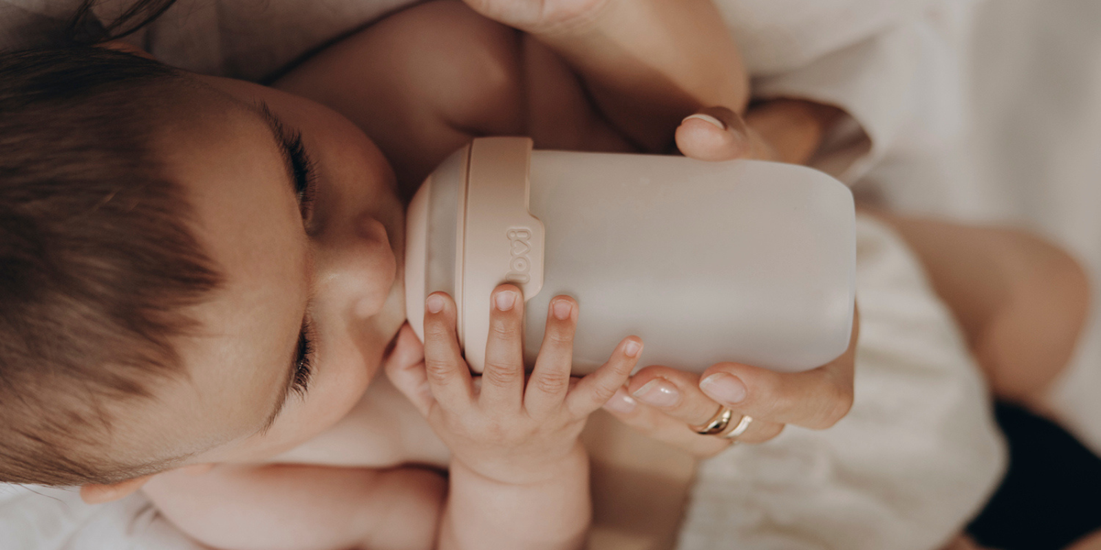 Kindje drinkt uit de Mammafeel fles