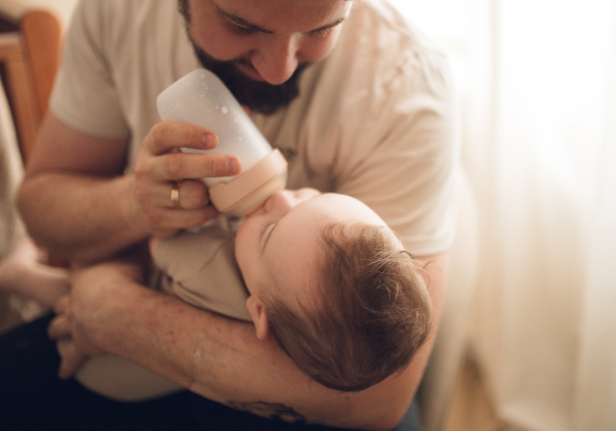 vader geeft Mamafeels fles aan zijn klientje