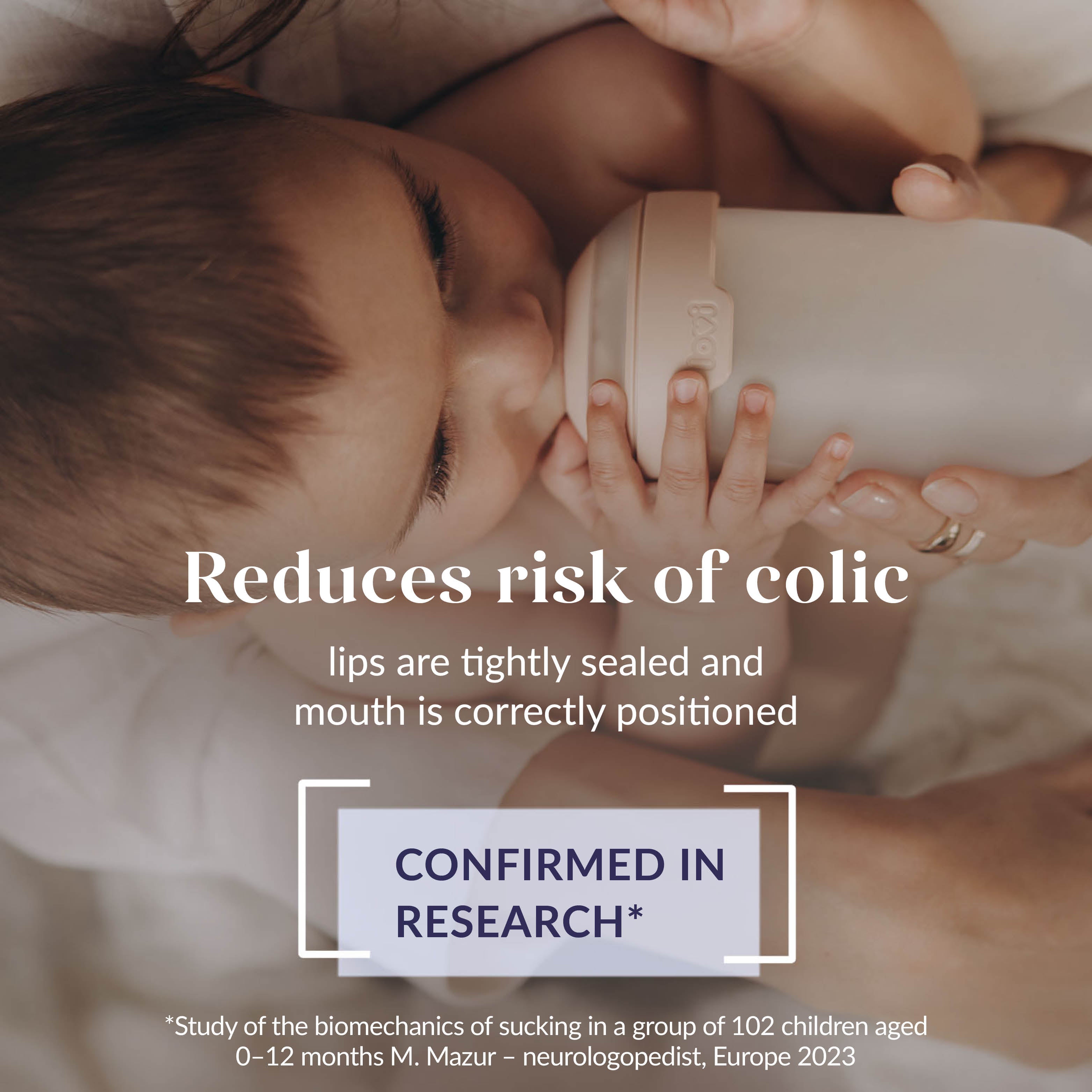 Baby die drinkt uit Lovi Mammafeel fles terwijl vastgehouden door moeder, met juiste lipafsluiting en mondpositie om koliek te verminderen