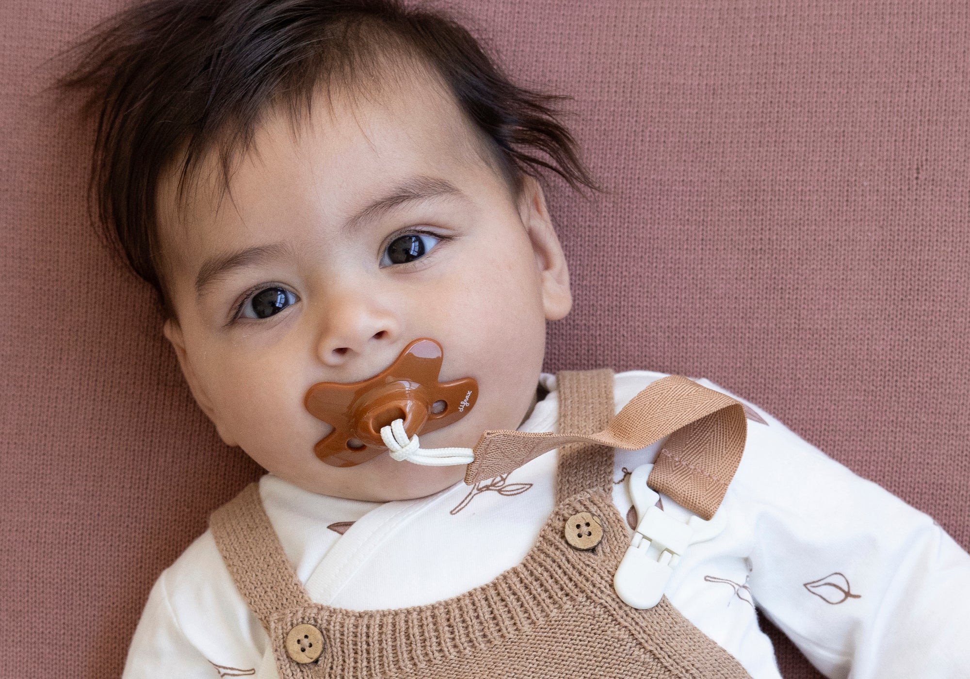 Baby met Difrax-fopspeen en speenkoord – houdt de fopspeen binnen handbereik en voorkomt dat deze op de grond valt.