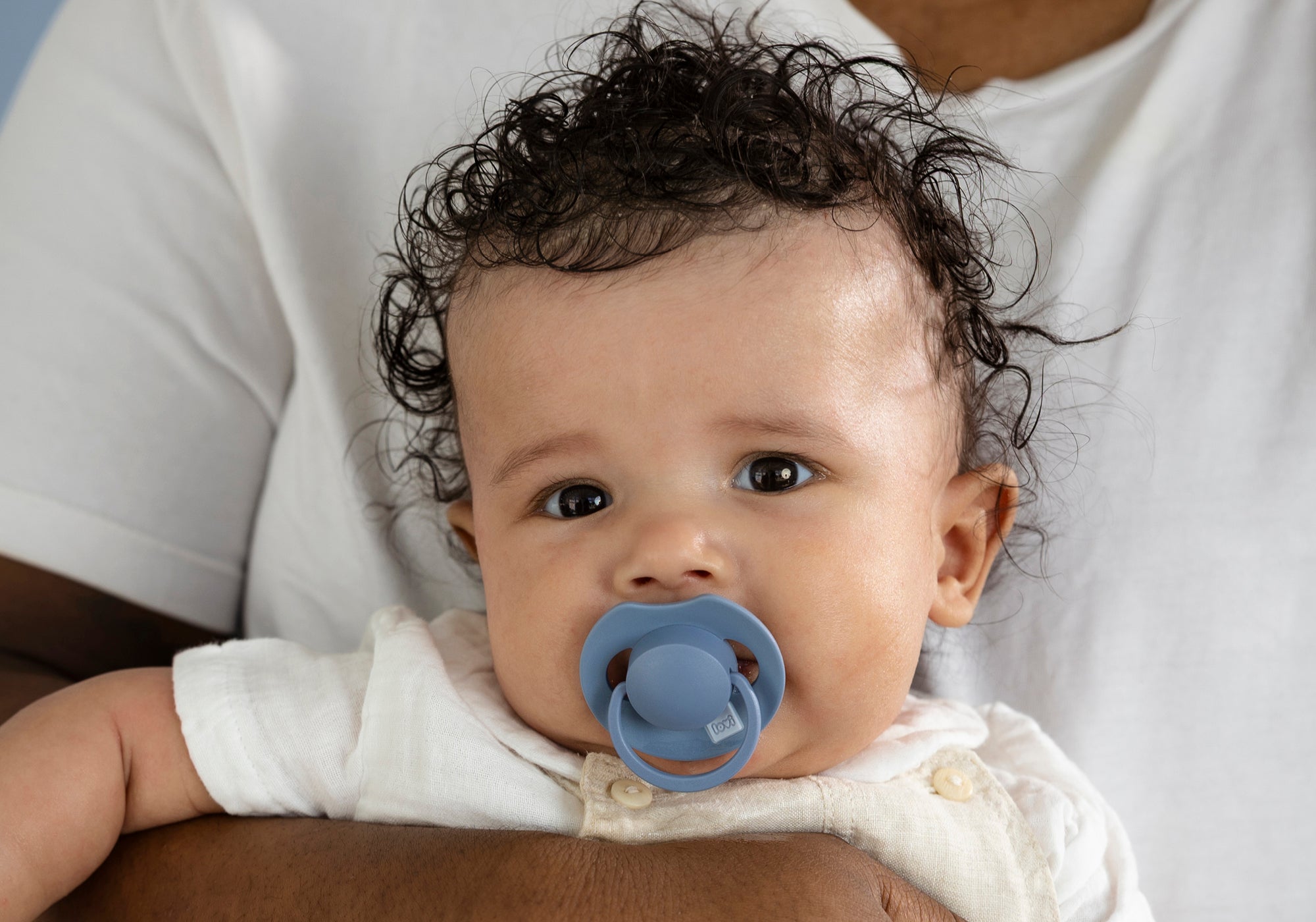Baby met Difrax LOVI fopspeen – voor baby’s van 0-6 maanden, schoon, veilig en comfortabel in dagelijks gebruik.