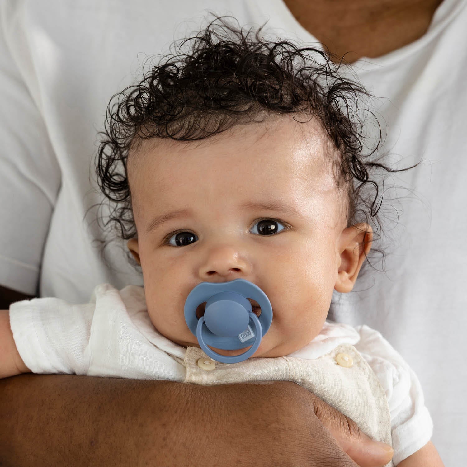 Baby met Difrax LOVI Prime fopspeen duopack 0-6 maanden in Baby Blue / Blue, ondersteunt natuurlijke zuigreflex, BPA-vrij en veilig voor jonge kinderen
