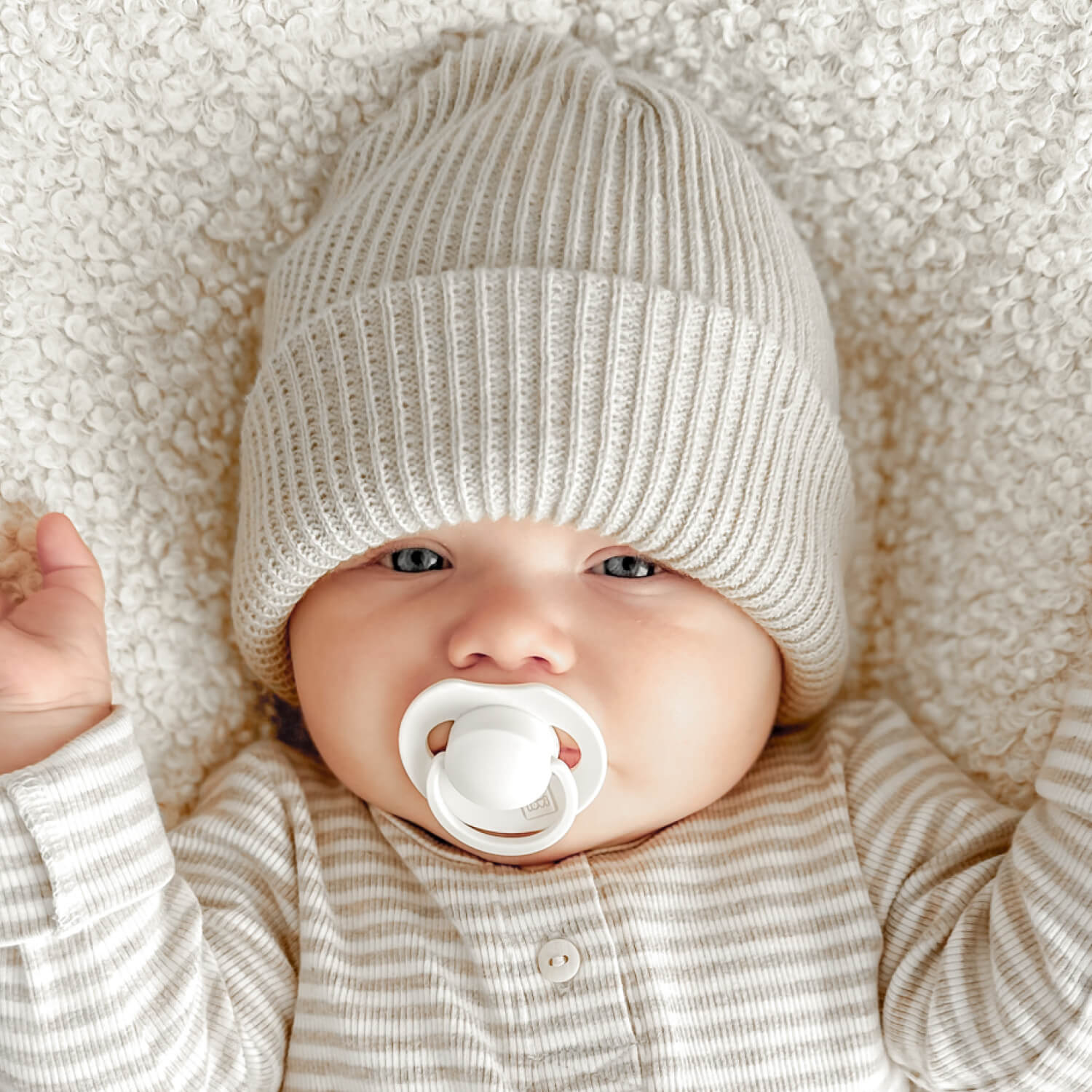 Baby met Difrax LOVI Prime fopspeen duopack 0-6 maanden in Coconut / Pistachio, ondersteunt natuurlijke zuigreflex, BPA-vrij en veilig voor jonge kinderen
