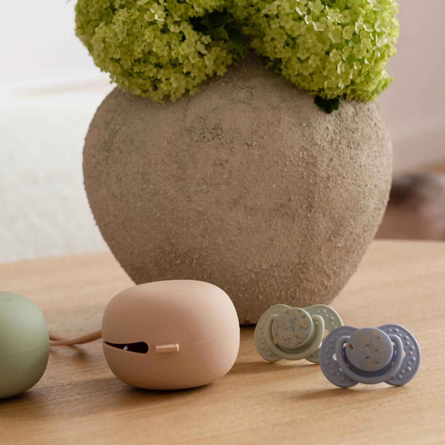 Difrax LOVI Blossom Dynamische fopspeen Boy Newborn 0-6 maanden, 2 stuks, siliconen, klein schildje, Glow in the Dark-ring, BPA-vrij, sfeerbeeld met siliconen speenhouders
