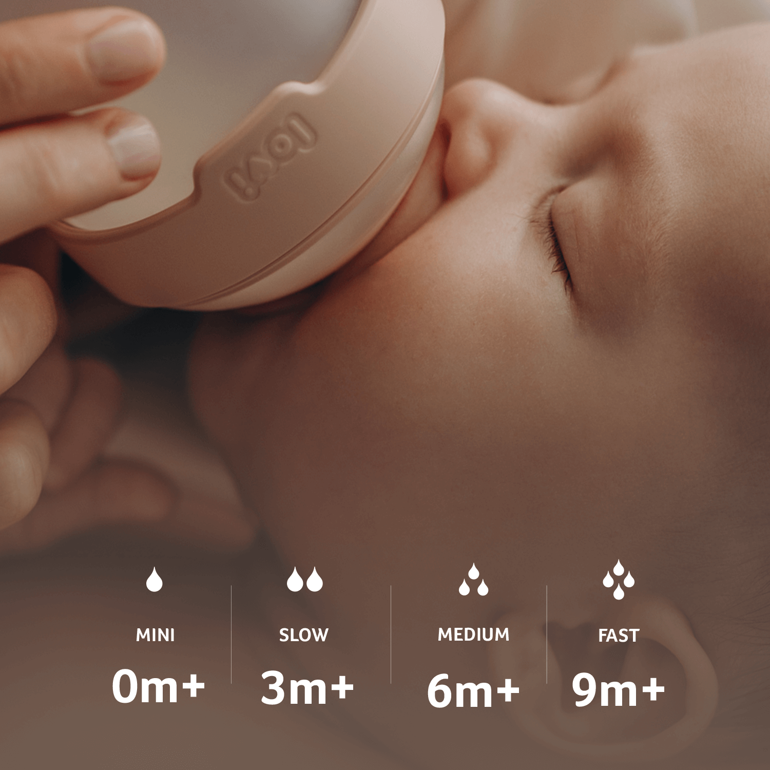 Baby drinkt uit de Difrax LOVI Mammafeel fles – overzicht van de speenmaten Mini 0m+, Slow 3m+, Medium 6m+ en Fast 9m+, natuurlijk en comfortabel voeden, Deluxe Babyset Pistachio.