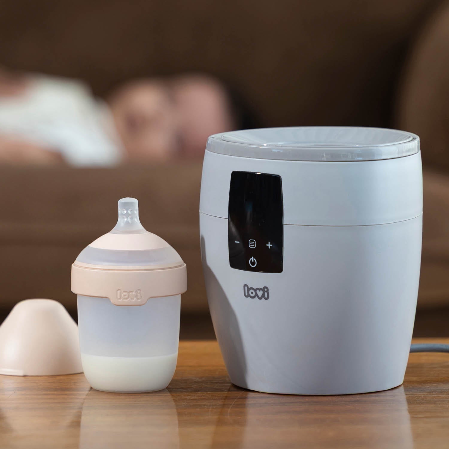 Sfeerbeeld van de Difrax LOVI Fles & Warmer Duopack – Mammafeel fles en flessenwarmer samen in gebruik, ontworpen voor natuurlijk voeden en eenvoudig opwarmen van melk.