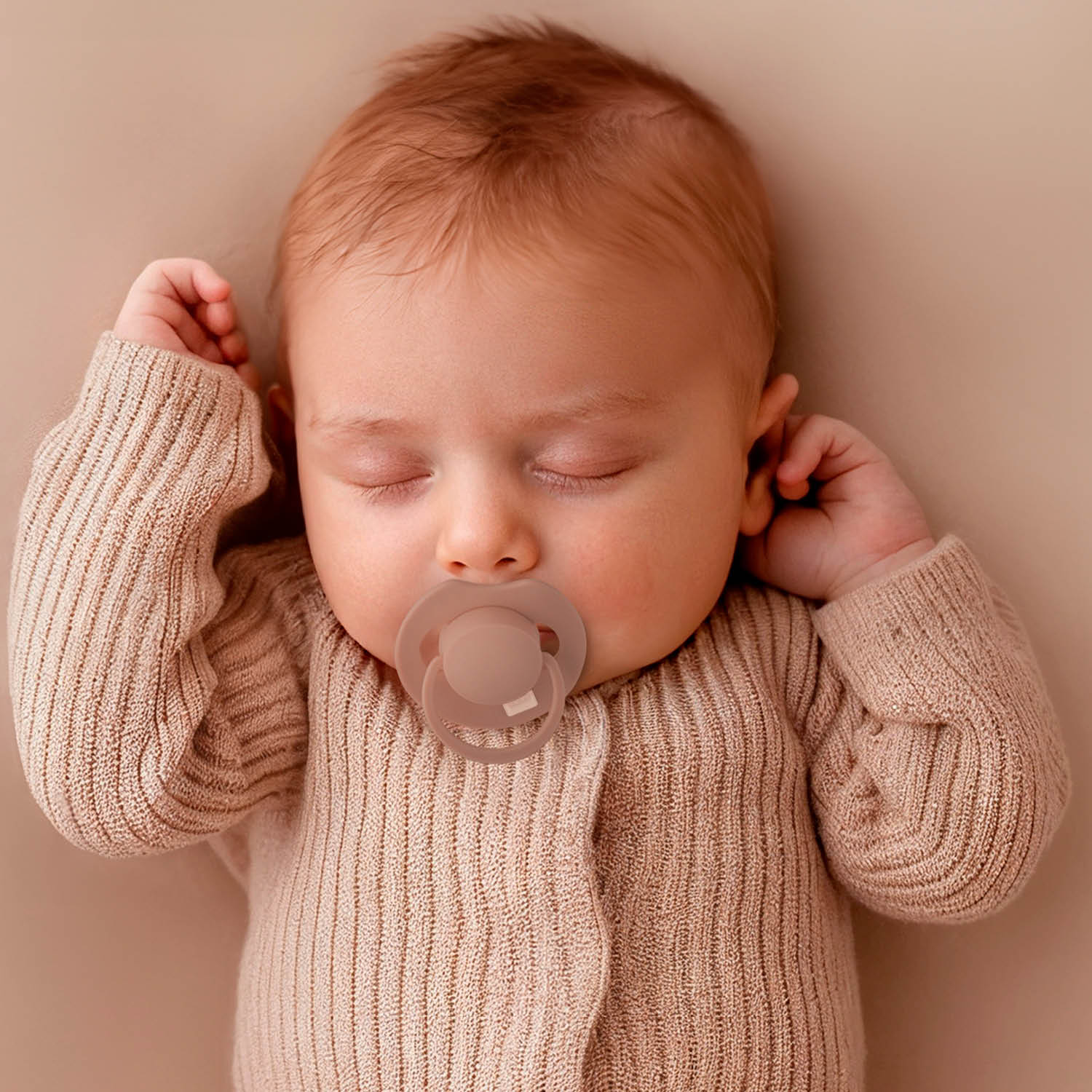 Baby met de Difrax LOVI Prime fopspeen in Nude – ondersteunt de natuurlijke zuigreflex en is zacht voor de babyhuid.