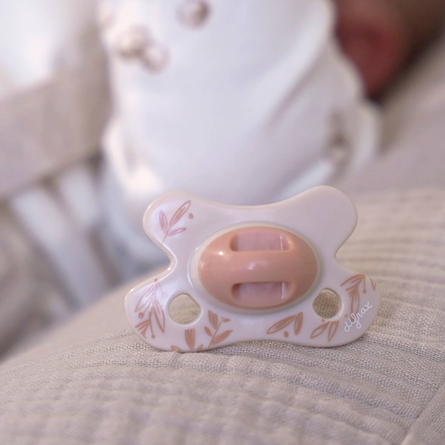 Ambience beeld van Difrax fopspeen met design Dusty Pink Leafs