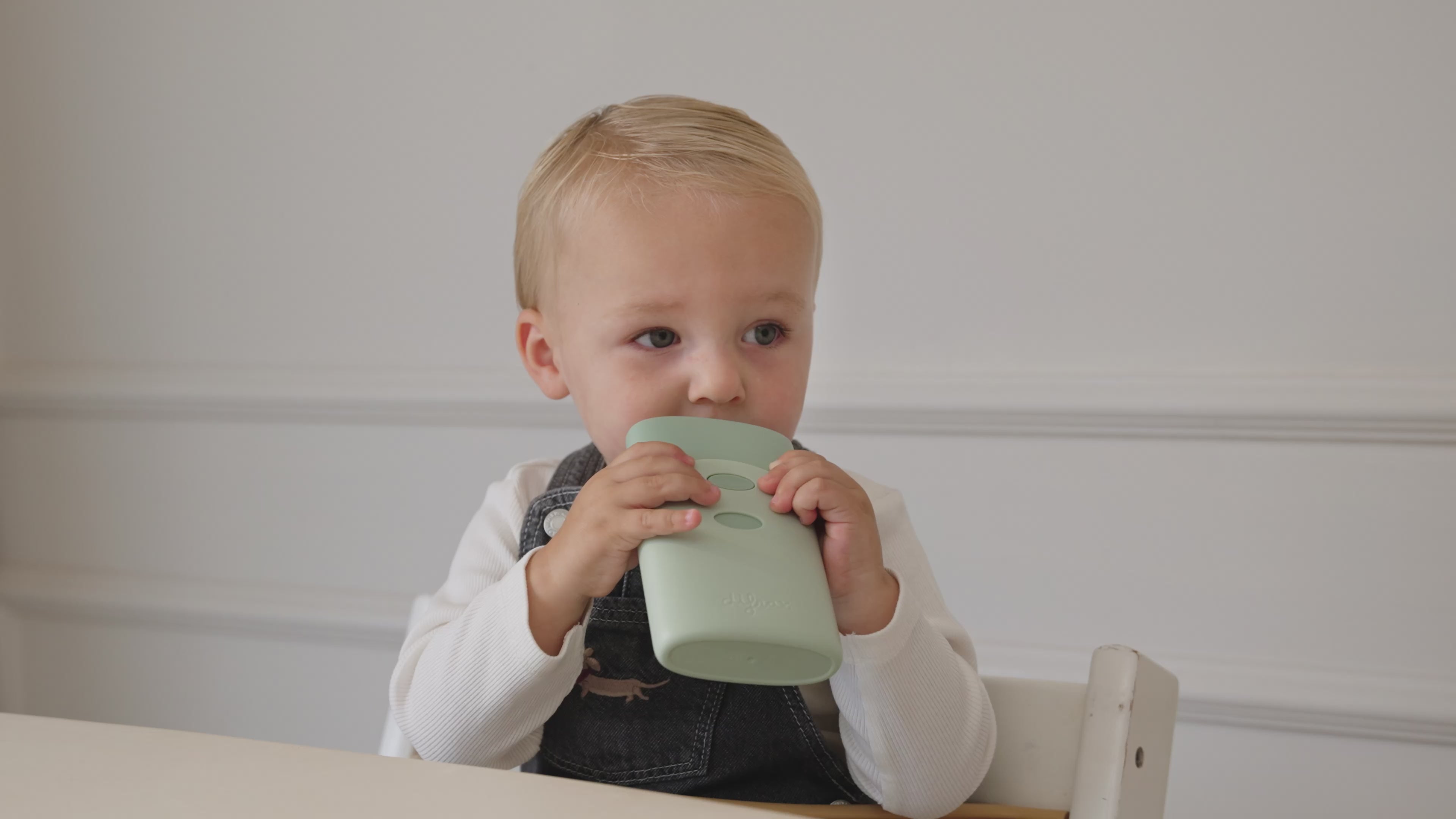 Video hoe een kindje uit de pouchholder een knijpfruit eet