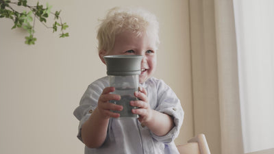Kinderen gebruiken Difrax drinkbekers