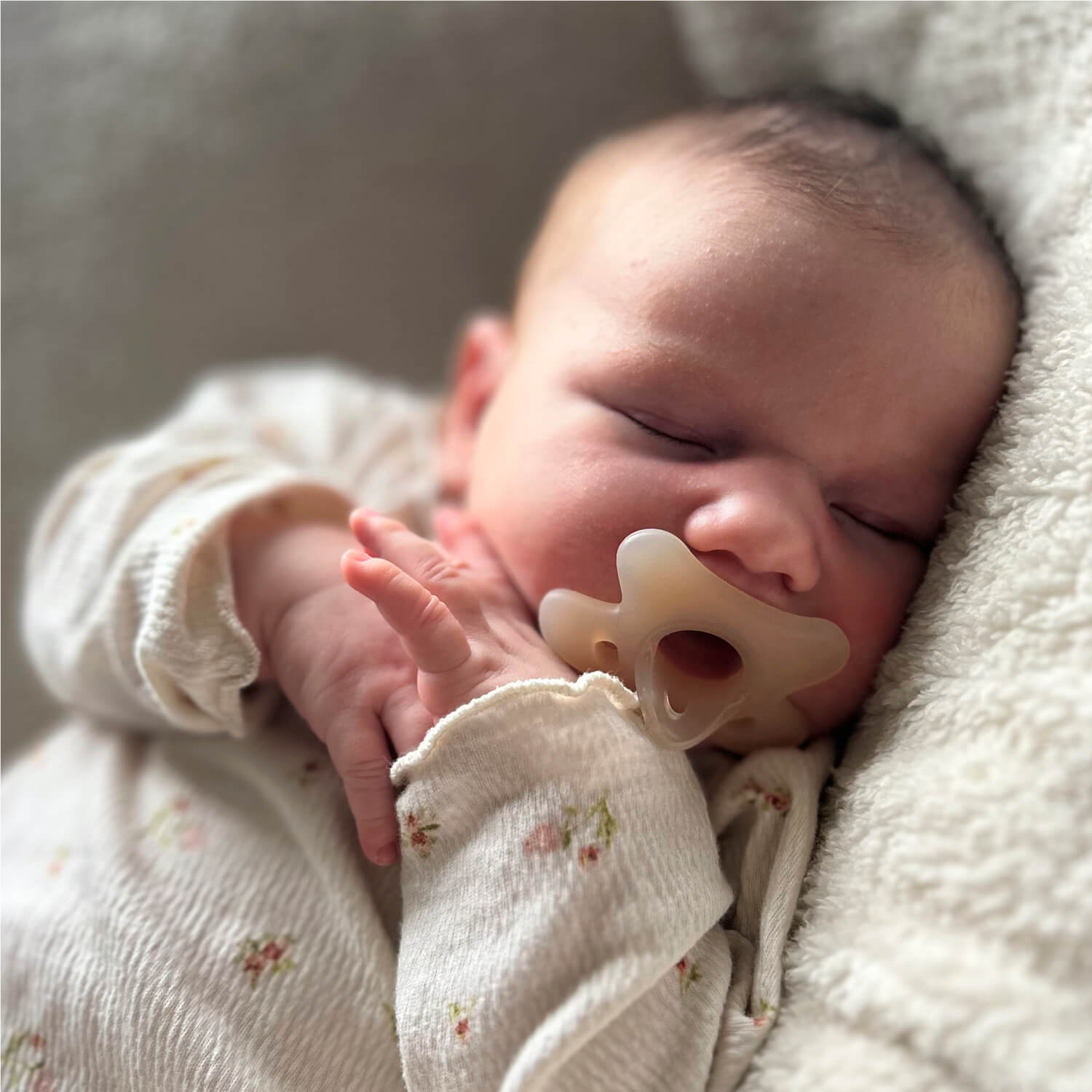 Pasgeboren baby slaapt rustig met Difrax siliconen fopspeen 0-2 maanden - vlindervorm schildje laat neusje vrij voor optimaal comfort